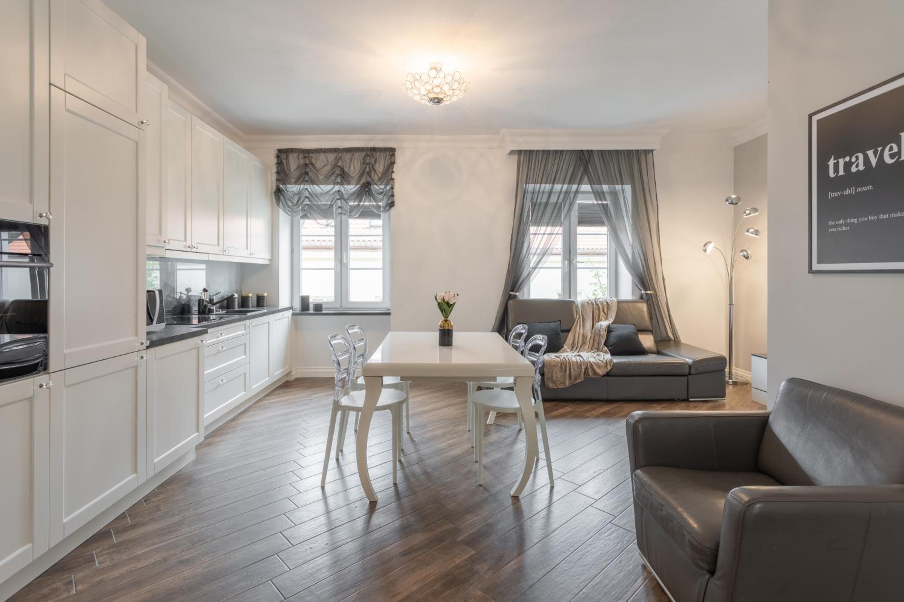 Golden Apartments Warsaw - Elegant Stay, Podwale Street