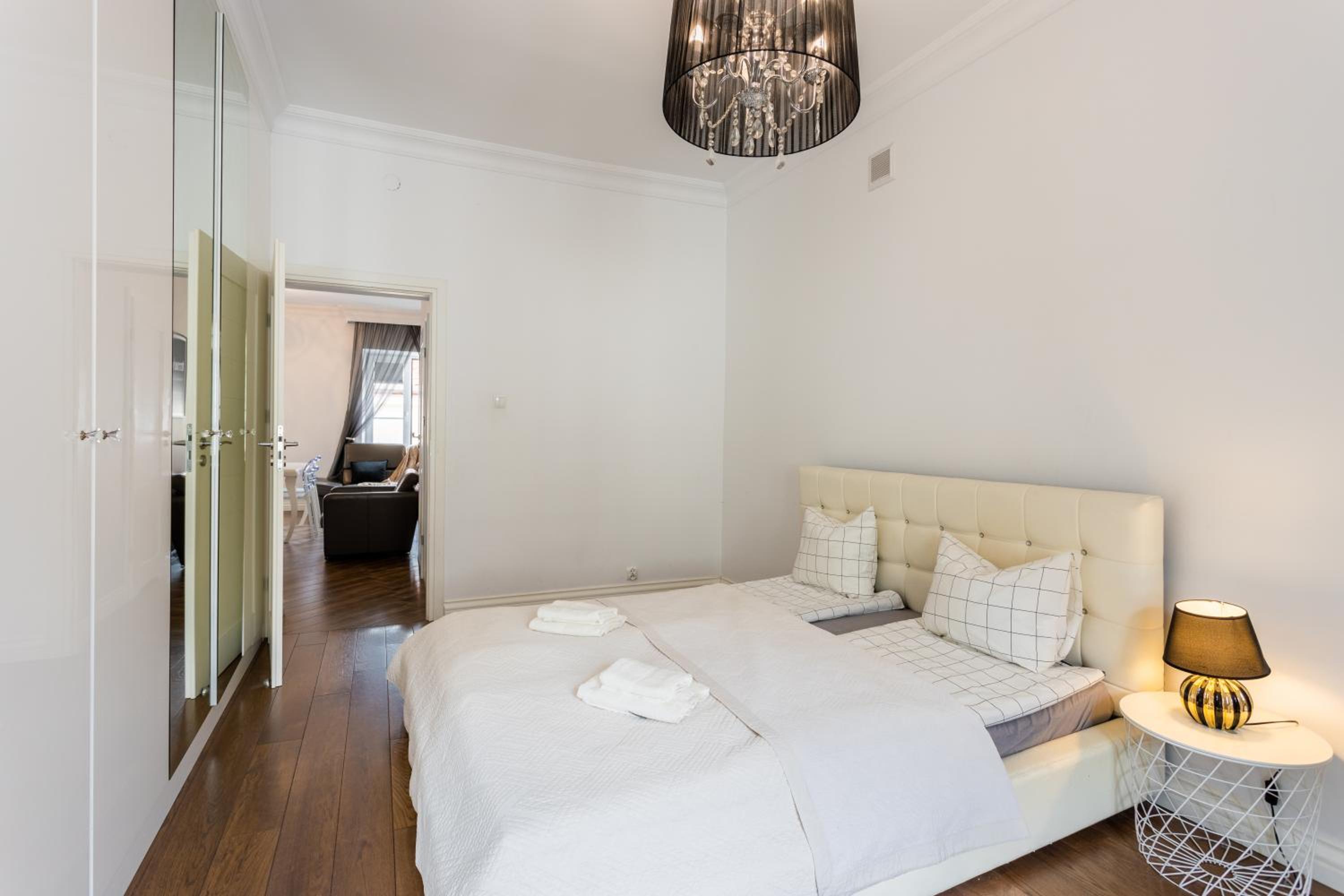 Golden Apartments Warsaw - Elegant Stay, Podwale Street