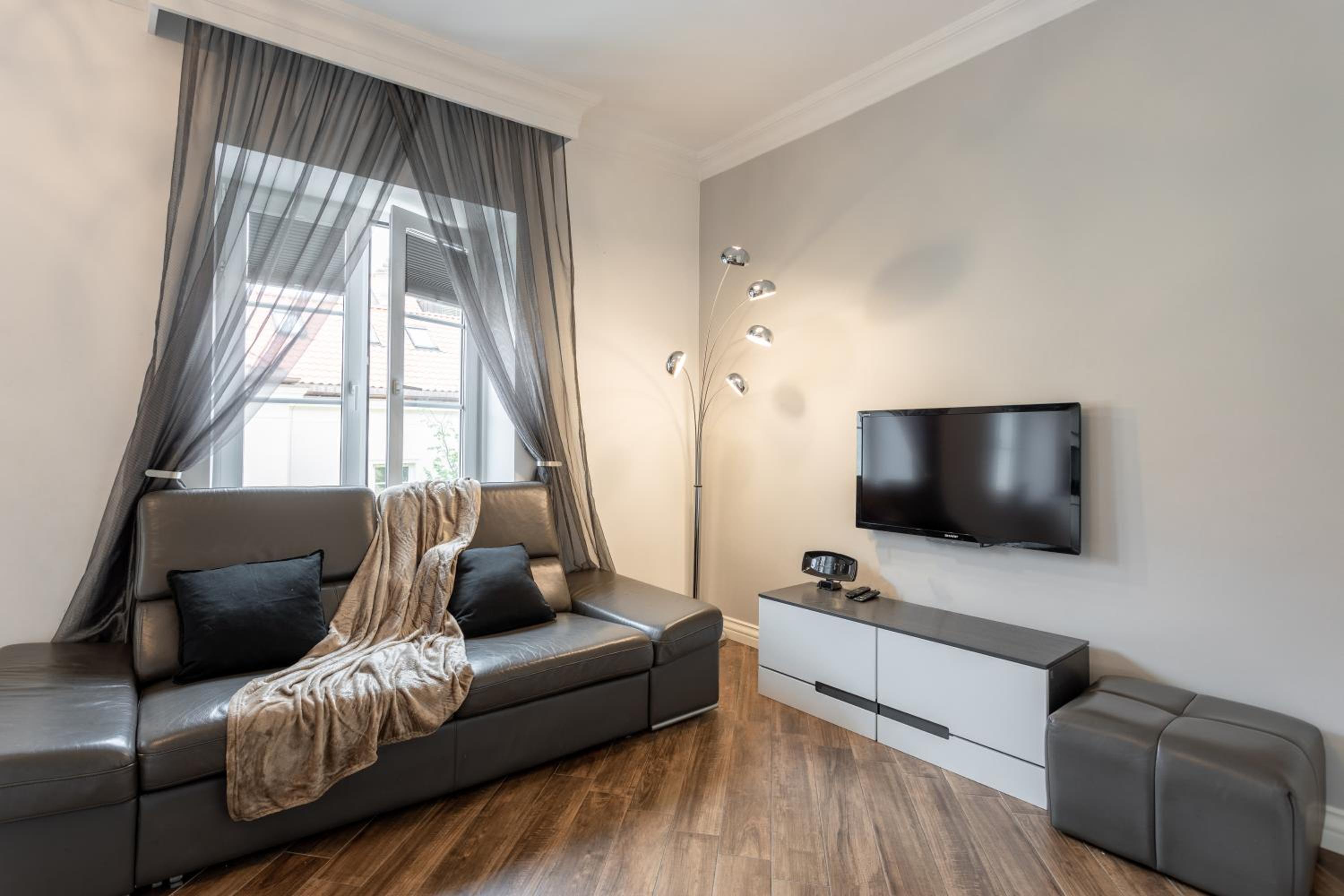 Golden Apartments Warsaw - Elegant Stay, Podwale Street
