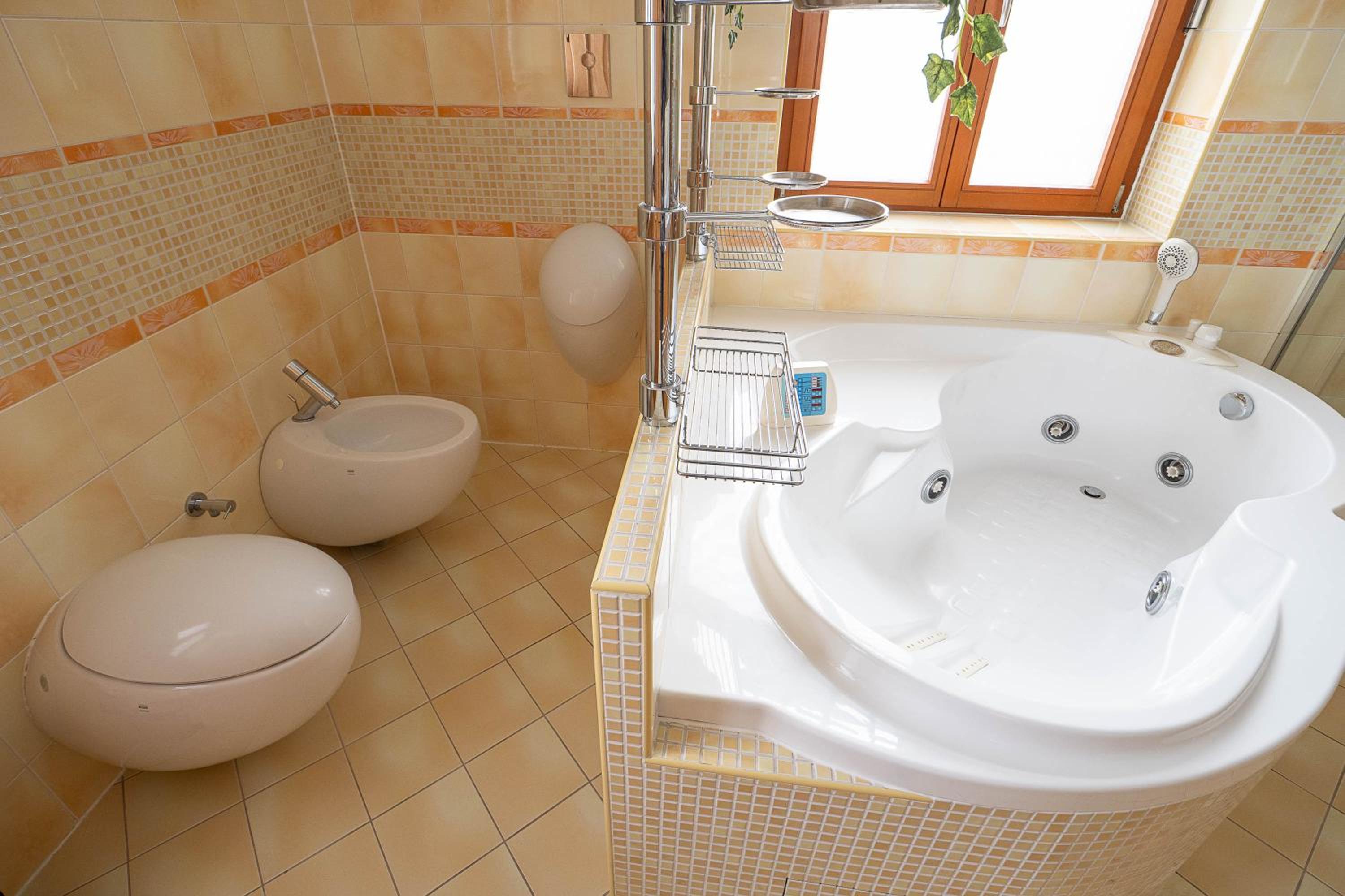 Executive 2-Bdrm central suite