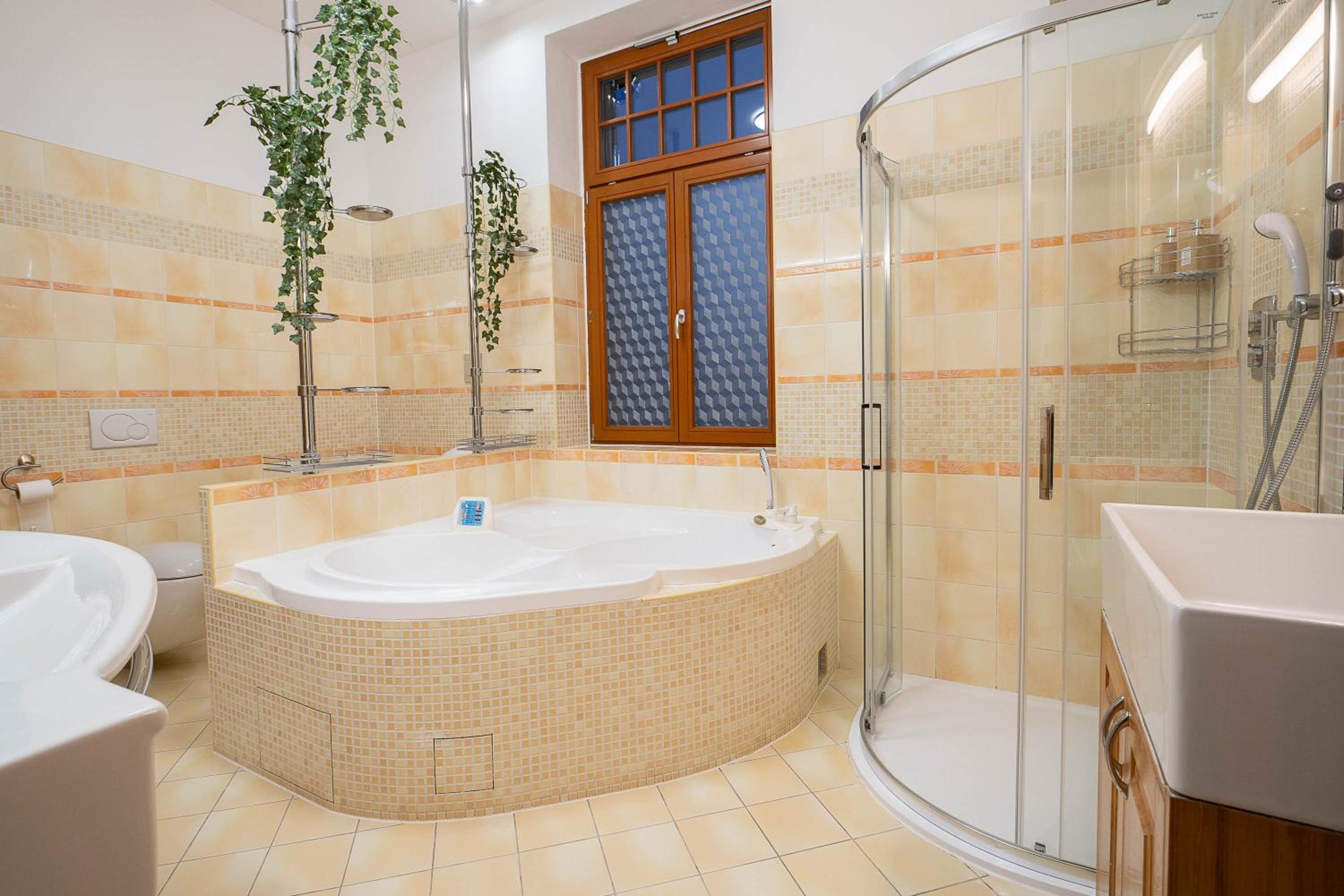 Executive 2-Bdrm central suite