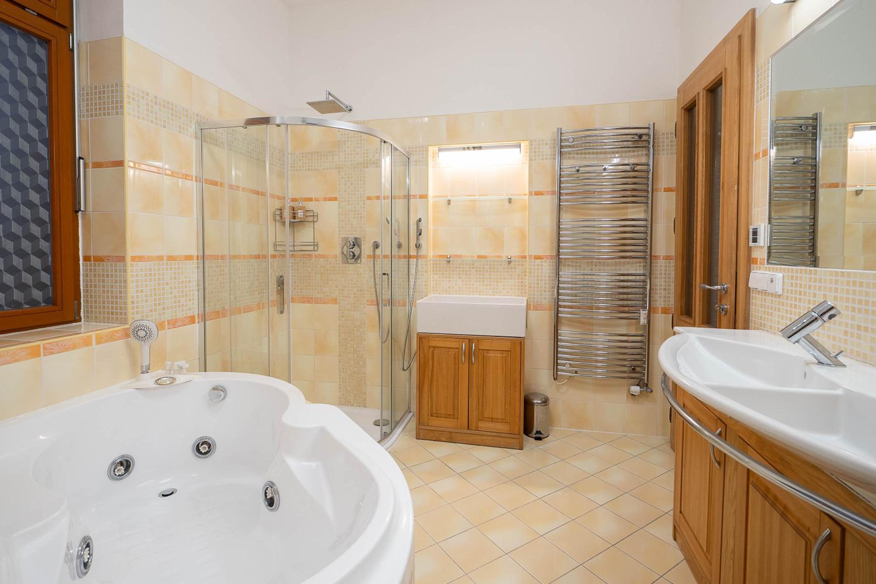 Executive 2-Bdrm central suite