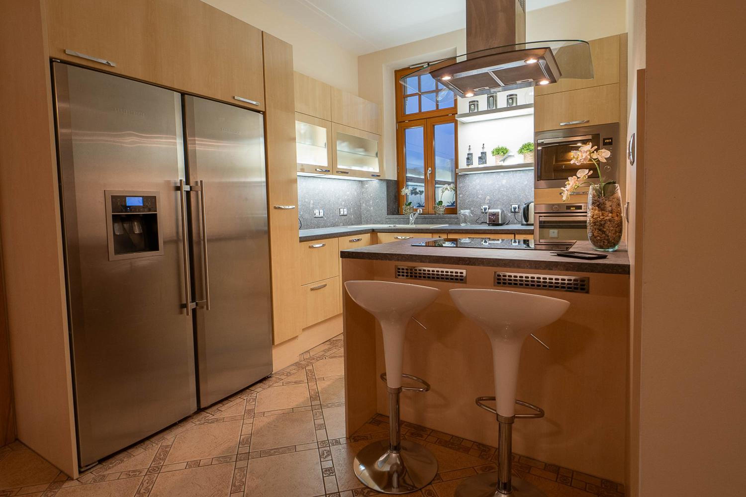Executive 2-Bdrm central suite