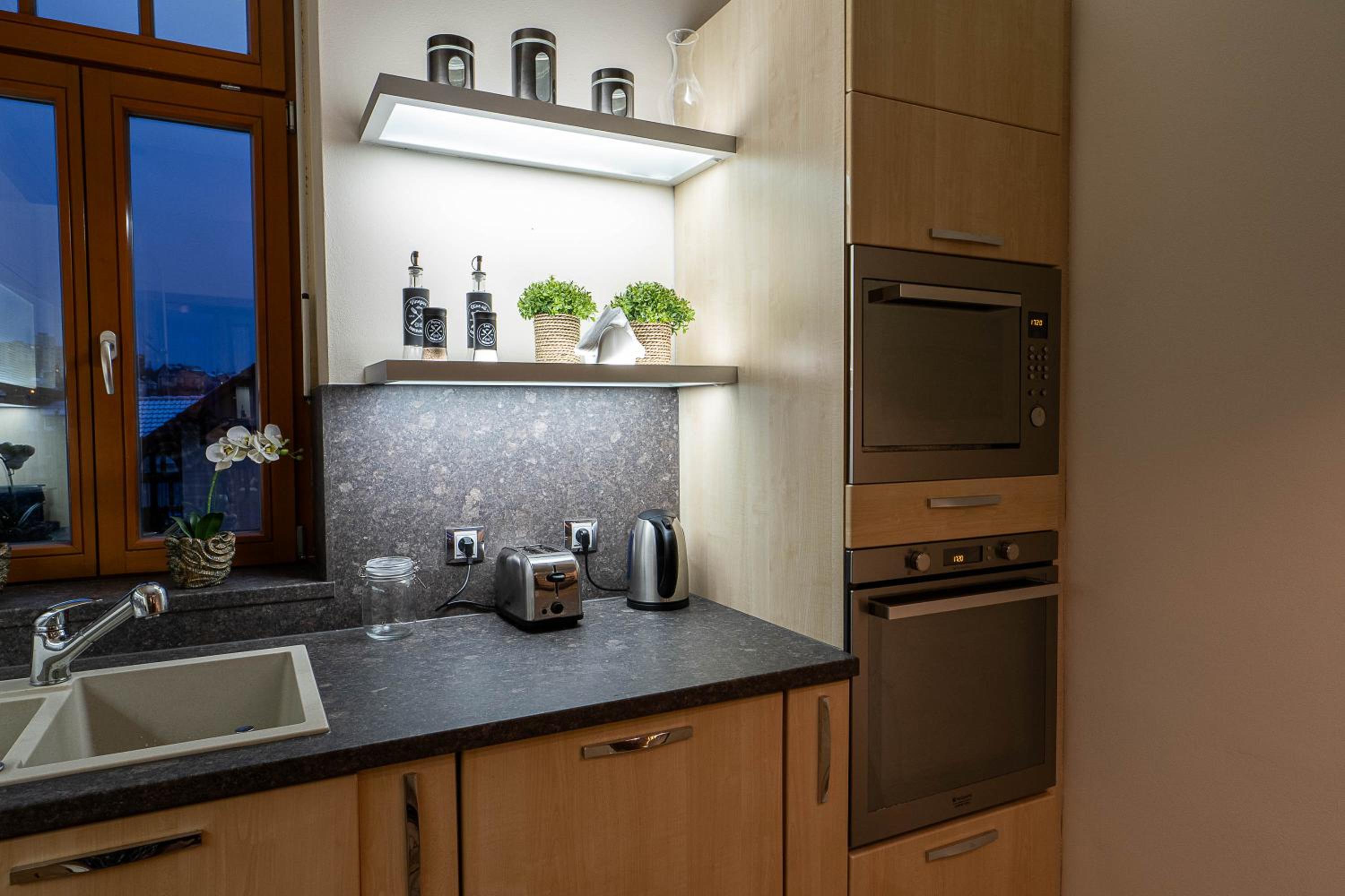 Executive 2-Bdrm central suite