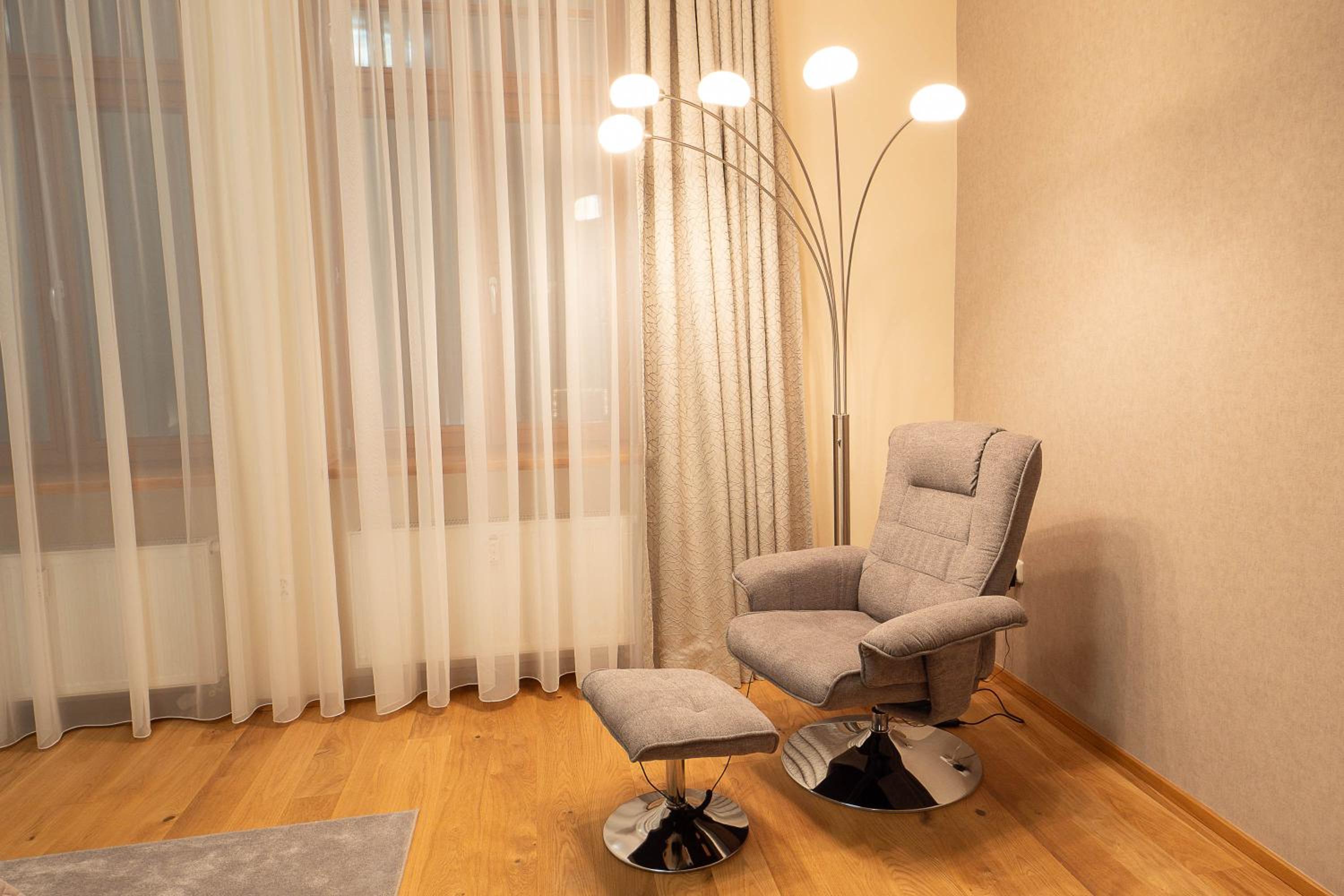 Executive 2-Bdrm central suite
