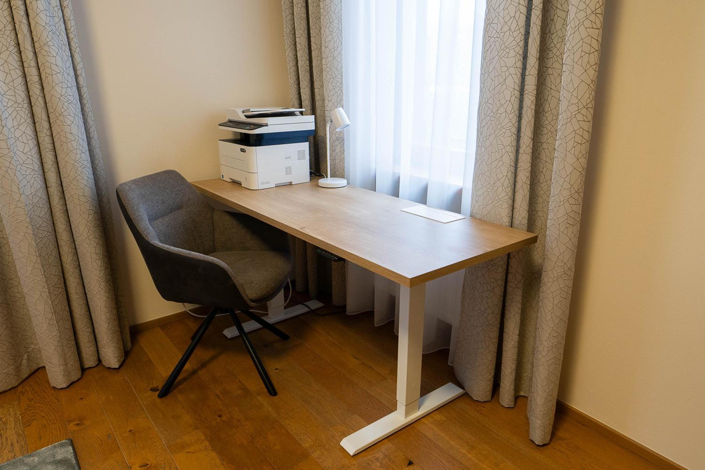 Executive 2-Bdrm central suite
