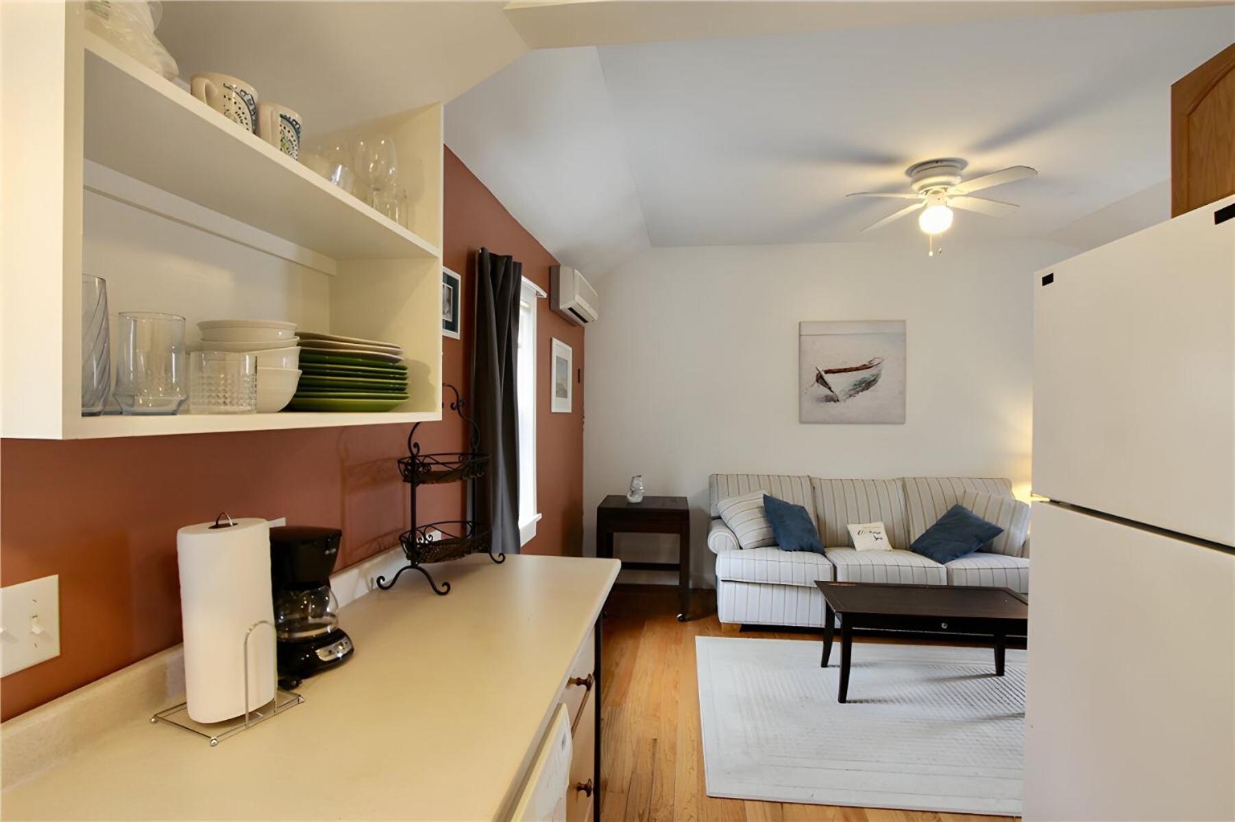 Mariner House, 3 units at First Beach close to downtown Newport view 2