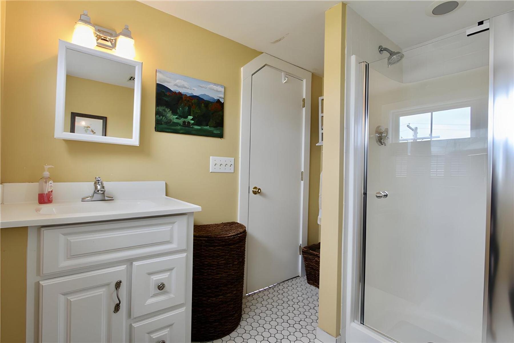 Mariner House, 3 units at First Beach close to downtown Newport view 4