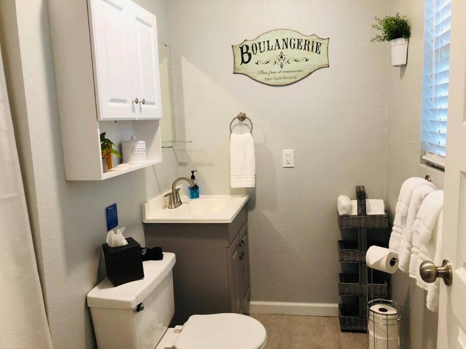 Downtown Dunedin! 2 bedroom 2 bath NO KIDS, NO PETS view 3