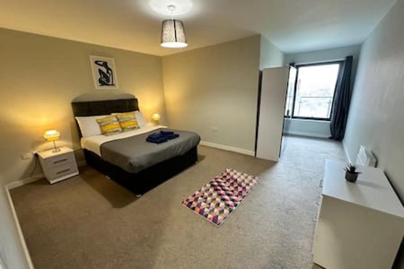 Large Central 2 Bed Apt with Balcony and Sofa Bed Sleeps 6 photo 4