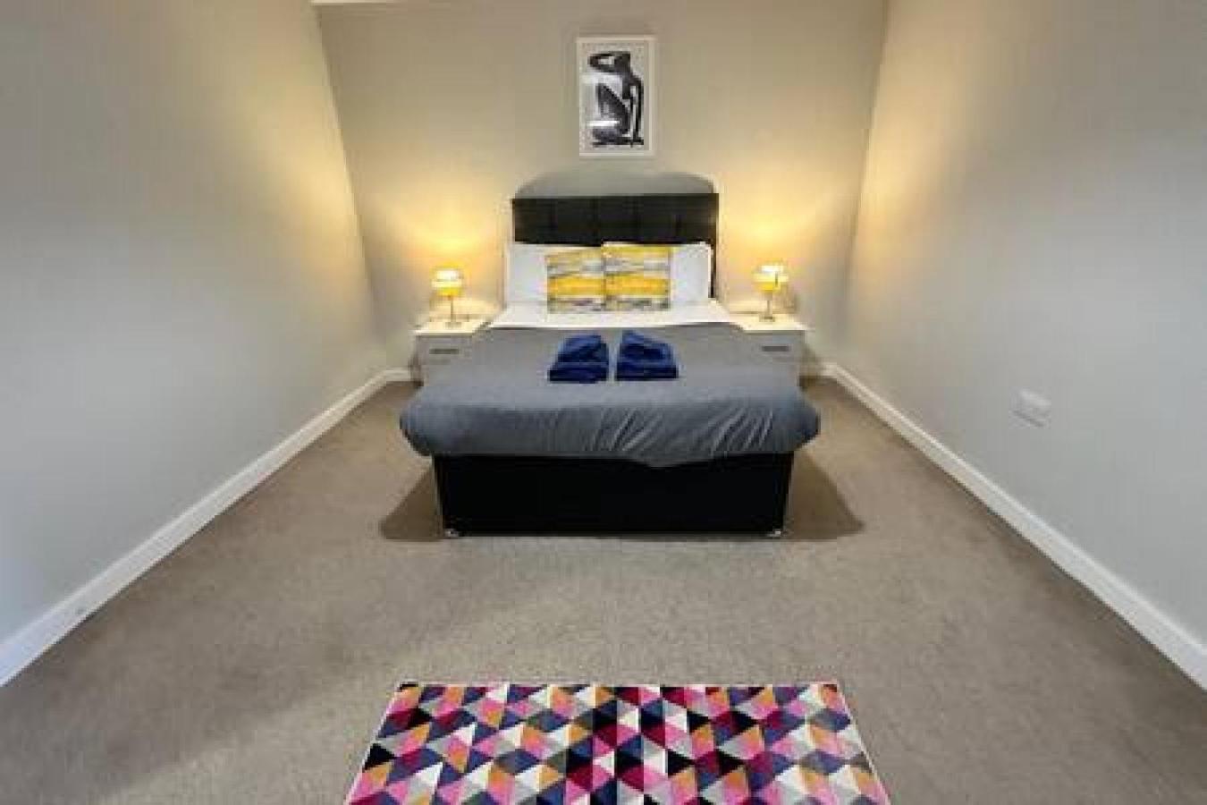 Large Central 2 Bed Apt with Balcony and Sofa Bed Sleeps 6 photo 3