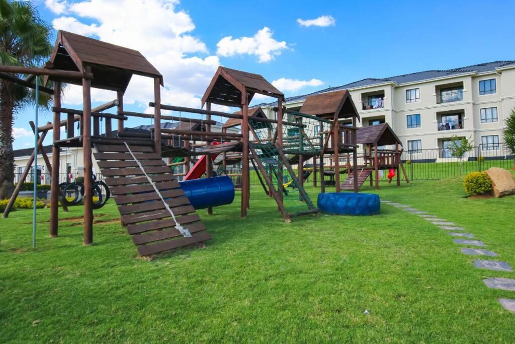 Luxurious 3 bed in Fourways view 5