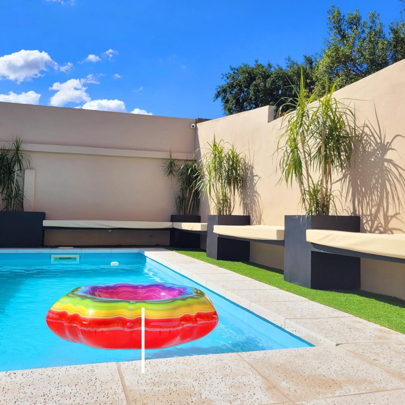 Casa Roque Funes, ubicado en Cerro de las Rosas Córdoba, Ofrece, Asador, Pileta, Cercanias, Estadio Kempes, aeropuerto Ambrosio Taravella, Orfeo Superdomo,