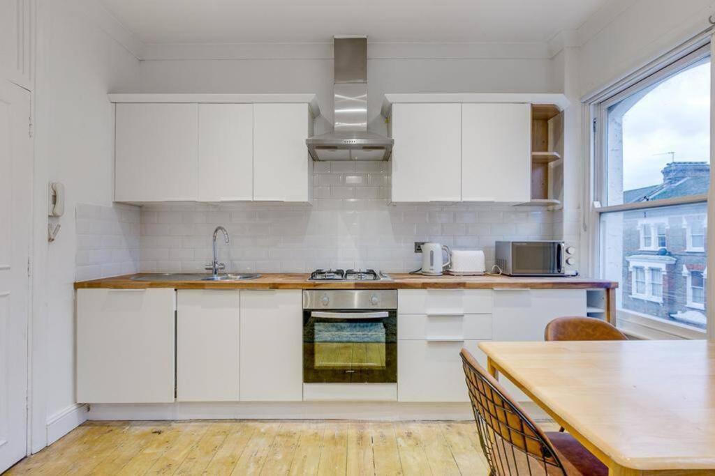 Charming Clapham Apt with Roof Terrace near train view 2