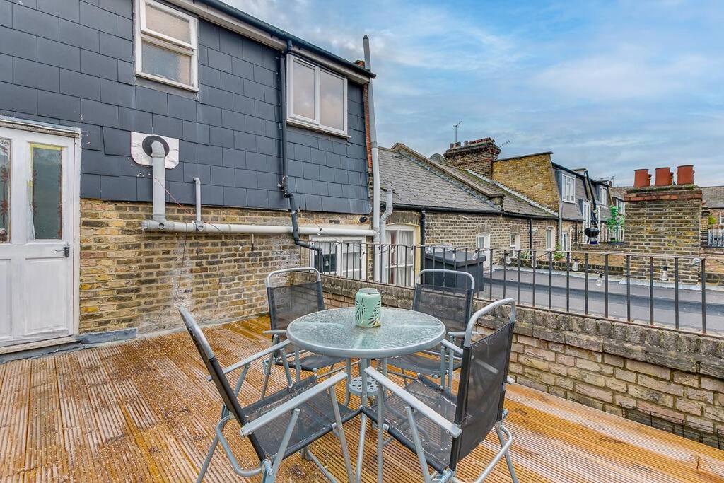 Charming Clapham Apt with Roof Terrace near train view 3