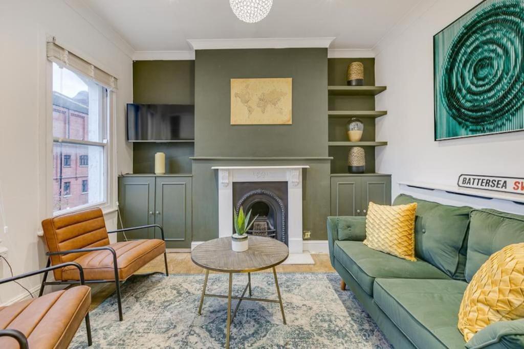 Charming Clapham Apt with Roof Terrace near train view 4