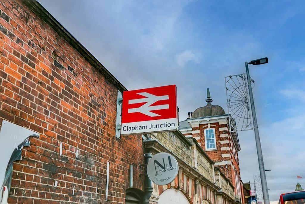 Charming Clapham Apt with Roof Terrace near train view 5