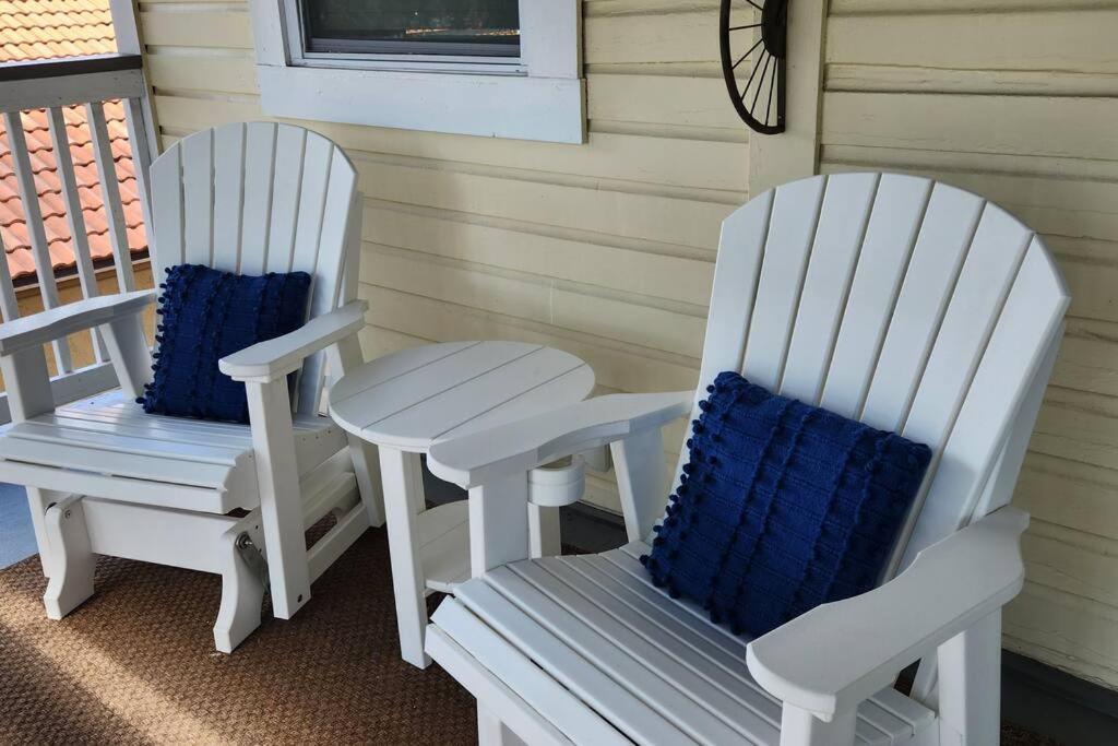 Cozy Apartment Overlooking Downtown and Park NO KIDS, NO PETS view 4