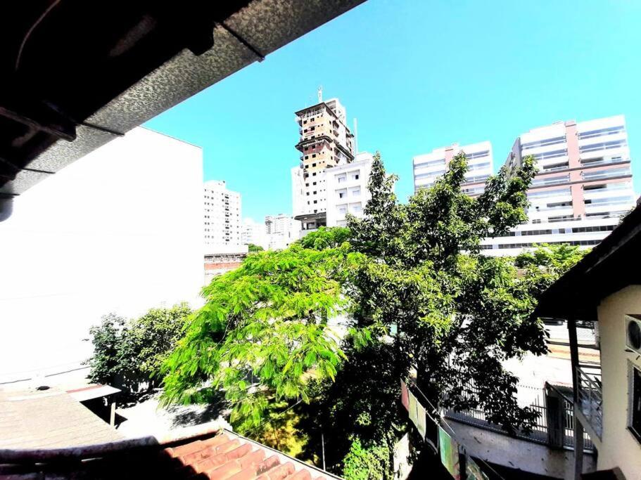 Casa nova no Booking, no coração da Meia Praia.