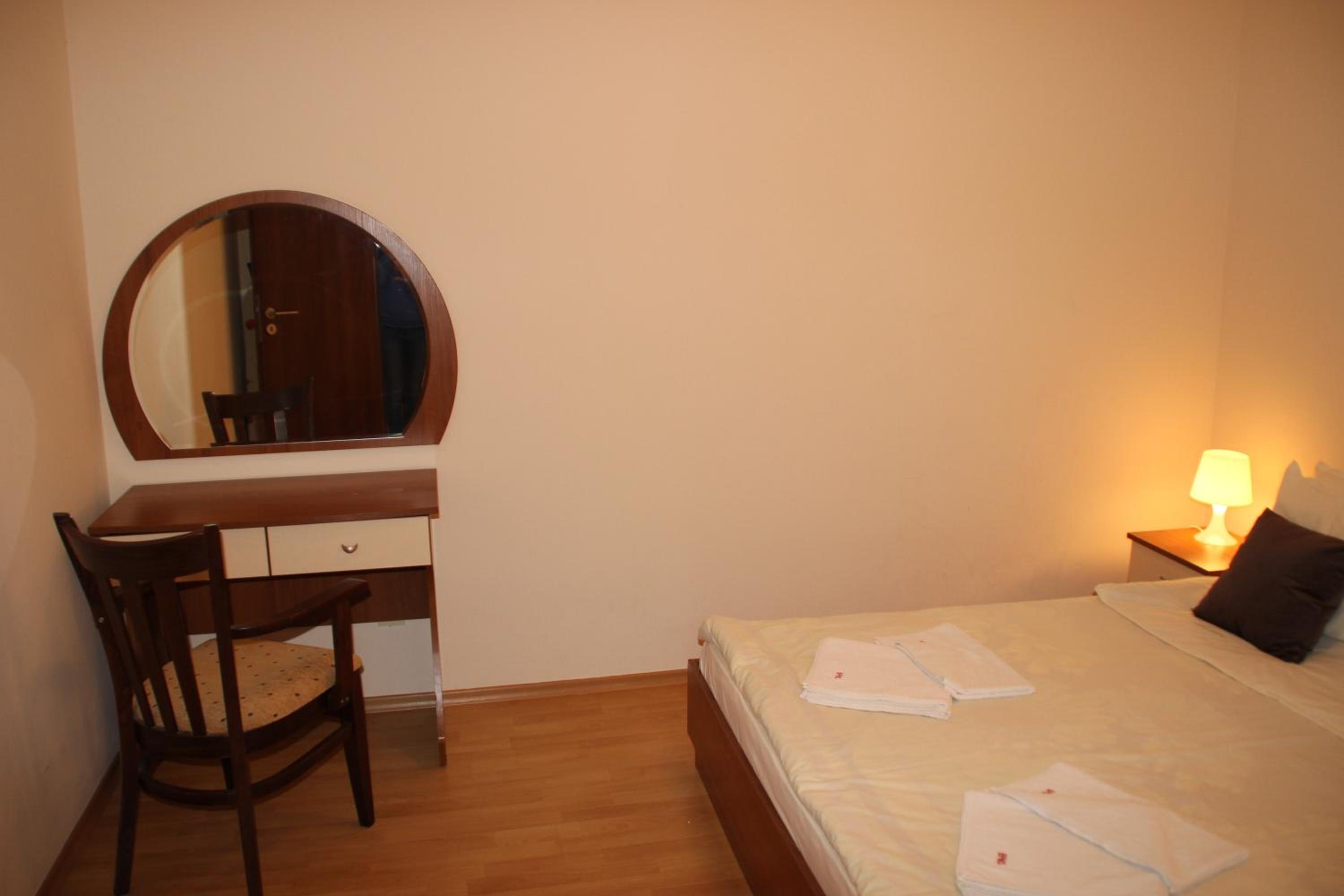 Charming one bed apartment 423 in main Flora building view 5