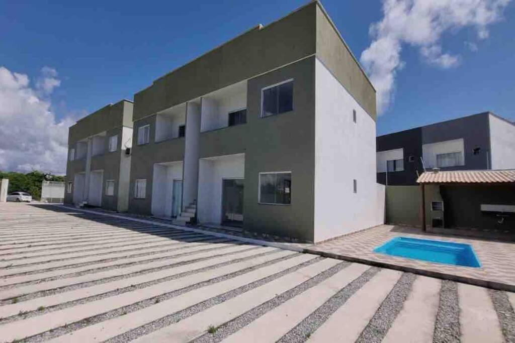 Apto térreo 2Q condomínio c/ piscina, churrasqueira e garagem - a apenas 1km da Axé Moi