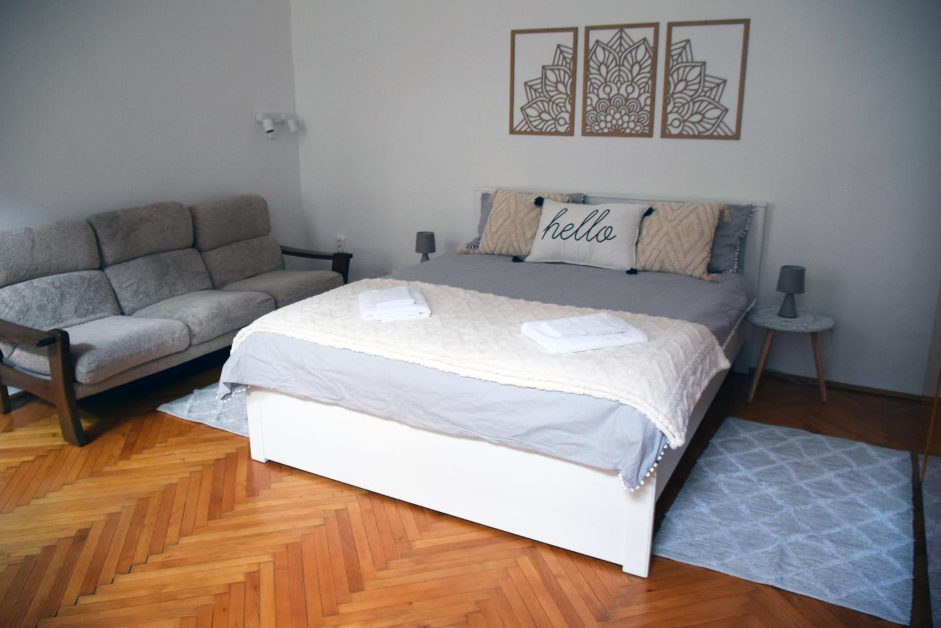 Hi!5 spacious apartment Budapest Palotanegyed view 3