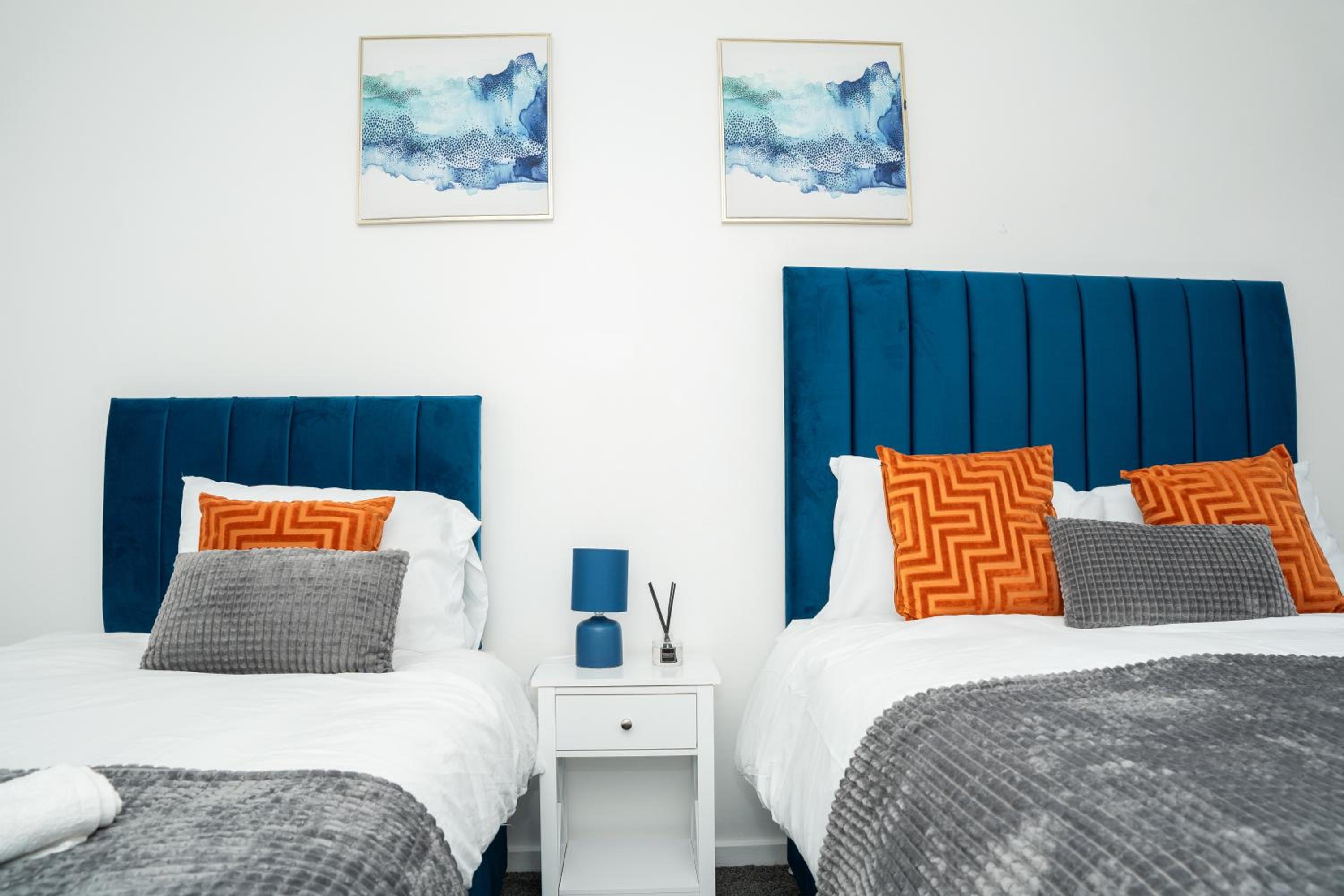 Stylish 3 bed house with free parking view 4