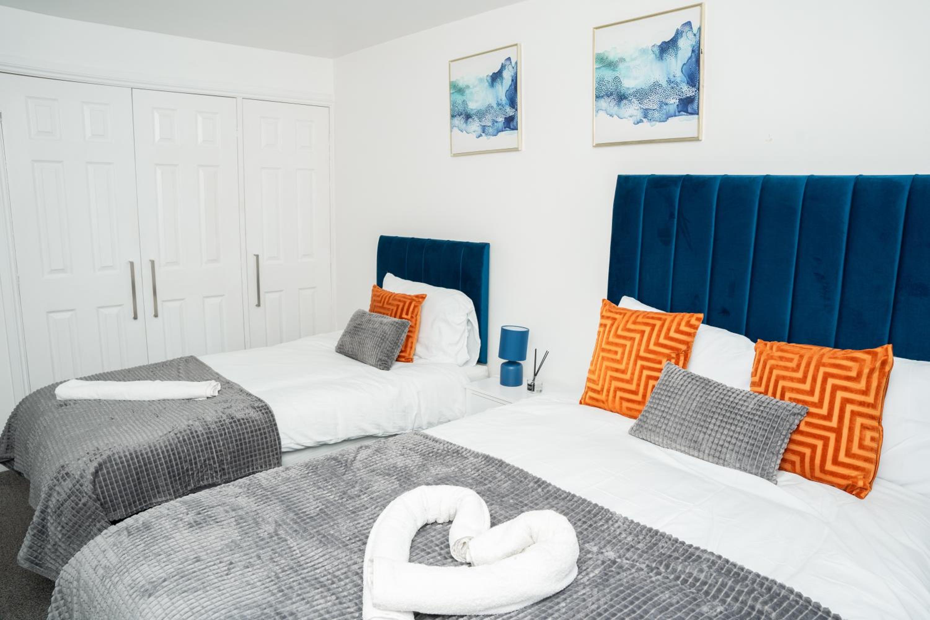 Stylish 3 bed house with free parking view 2