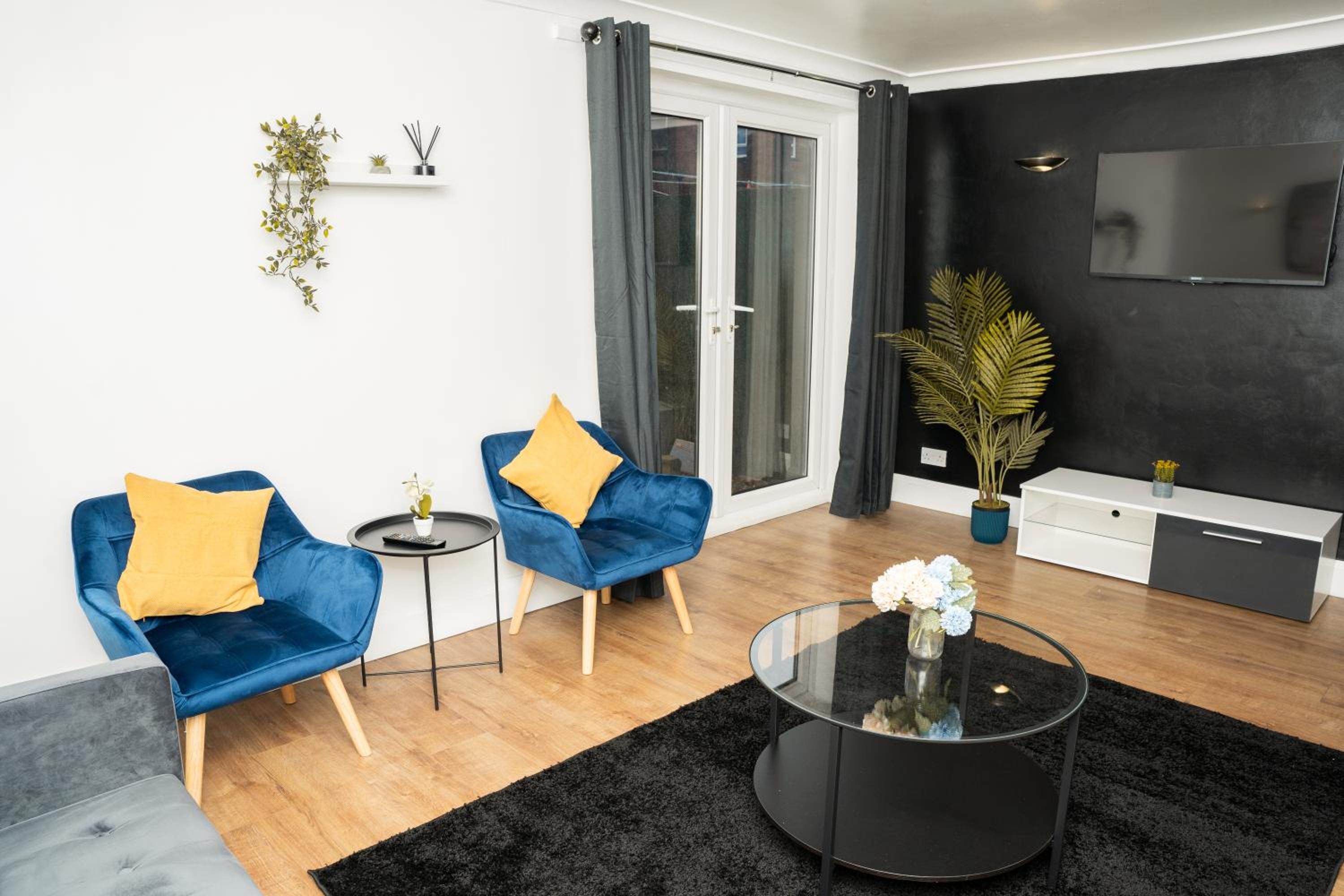 Stylish 3 bed house with free parking view 3