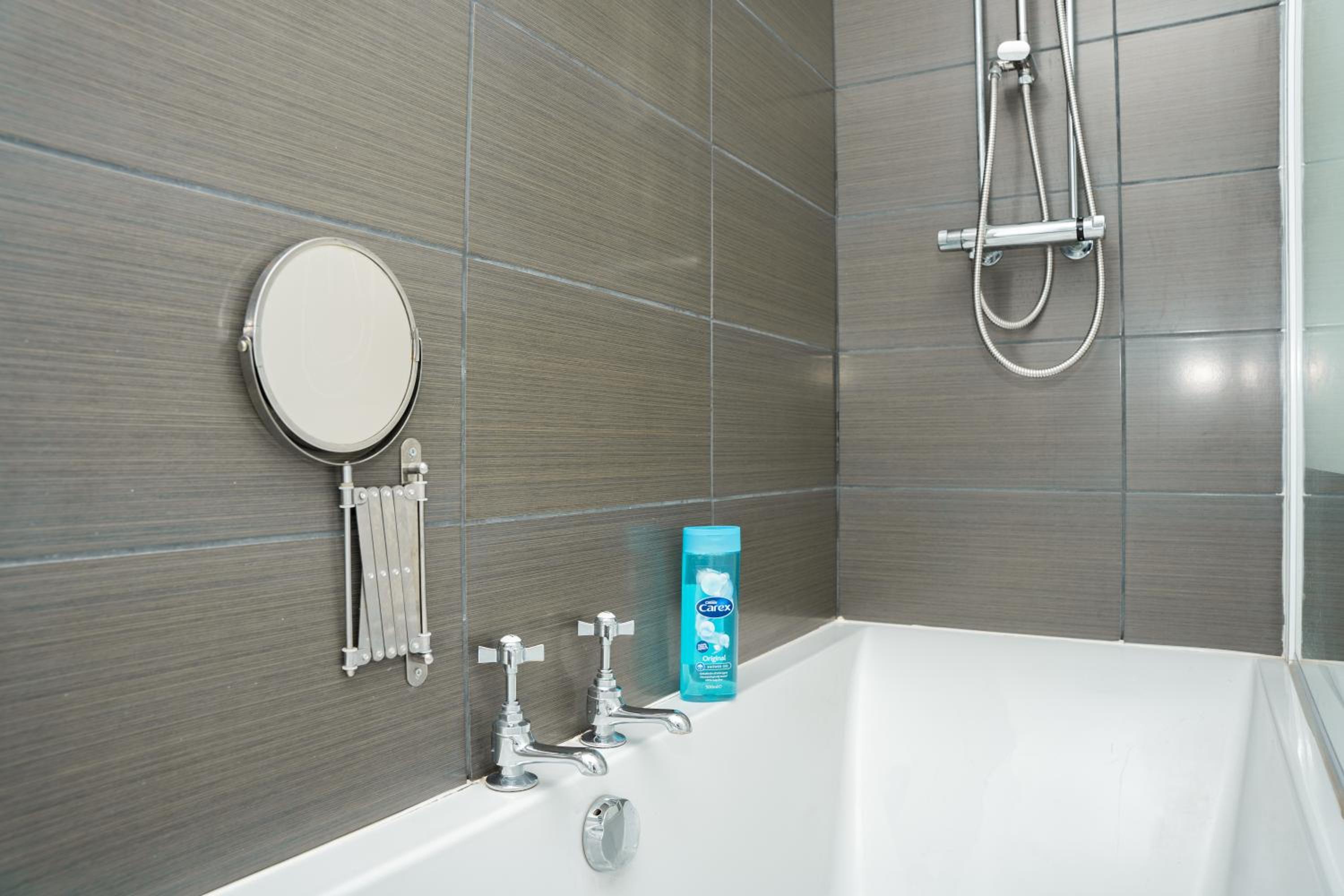 Stylish 3 bed house with free parking view 5