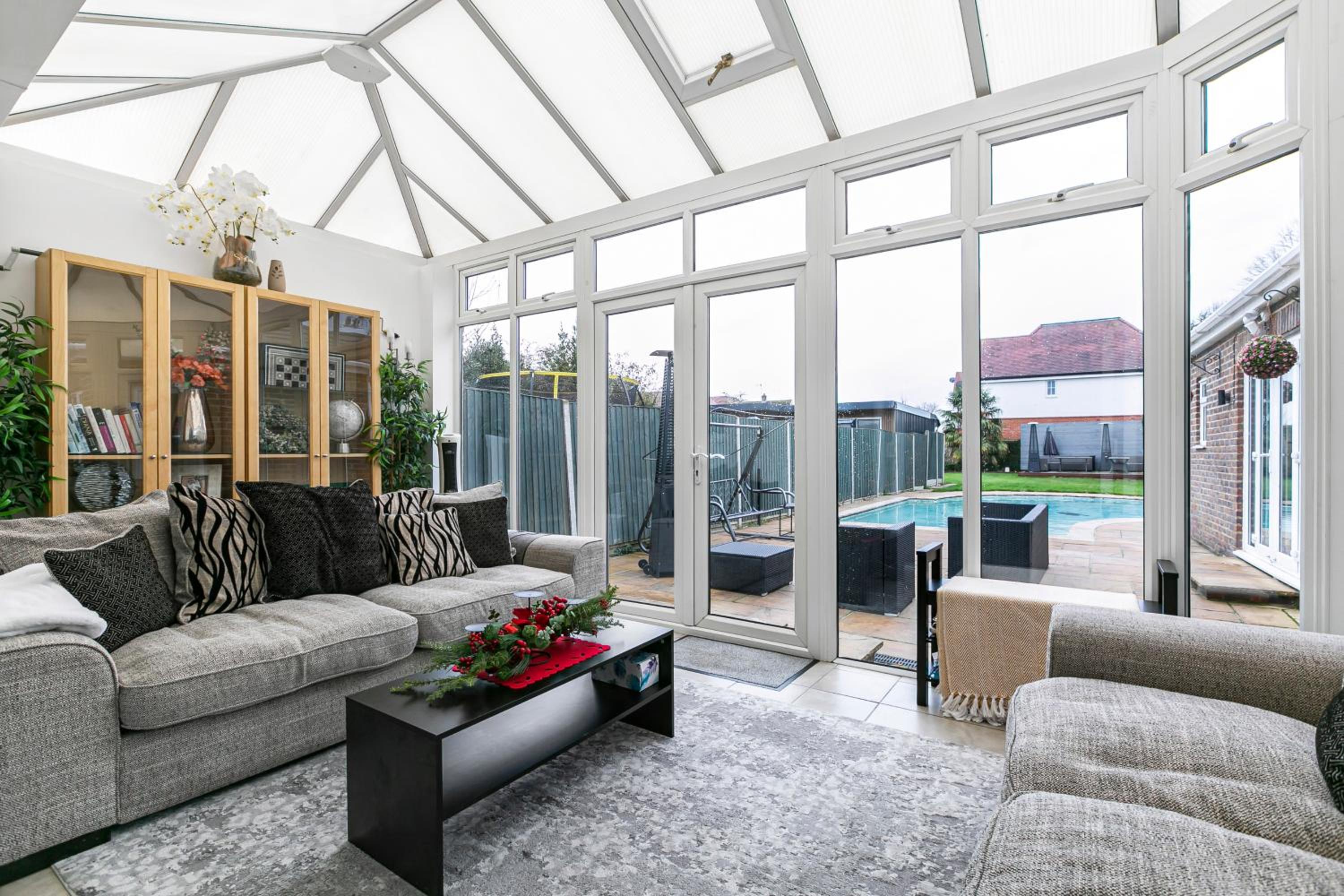 Hampton Oasis with Heated Pool & Large Garden