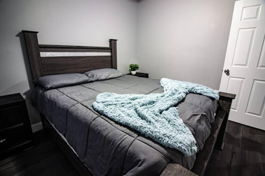 Quaint 3BR, 1 Bath near the falls view 2
