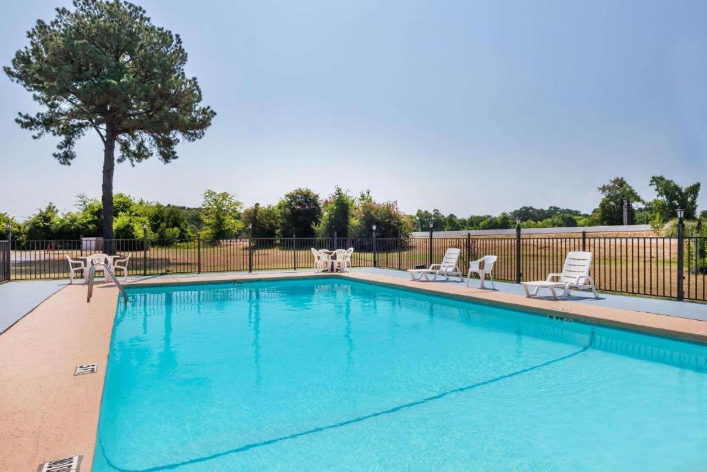 Longview Vacations - Arya Inn Extended Stay - Property Image 1