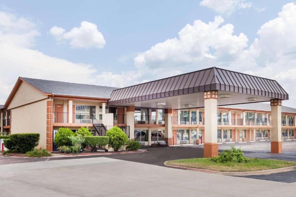 Longview Vacations - Arya Inn Extended Stay - Property Image 5