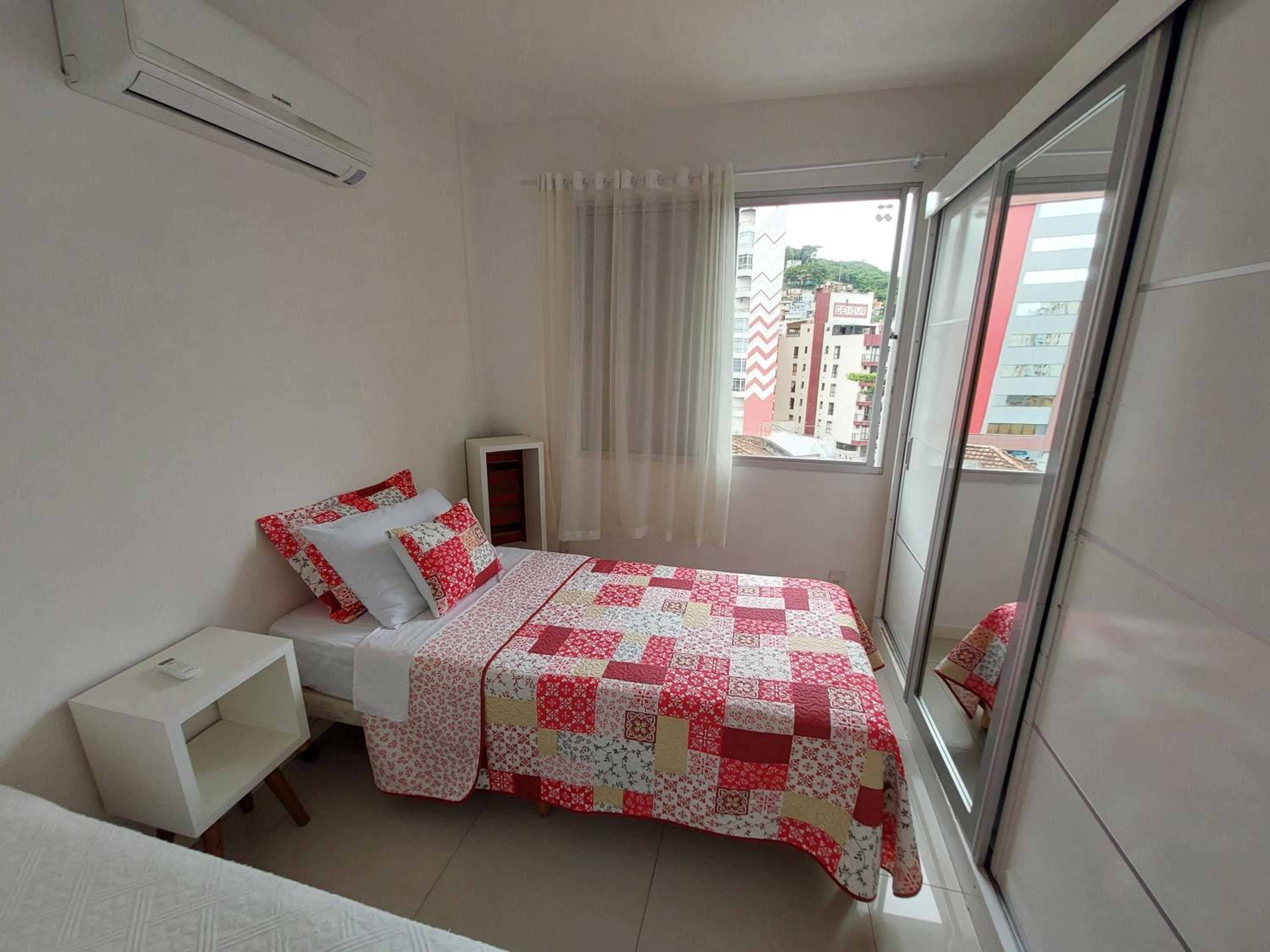 Melhor custo benefício no centro 4 pessoas, 2Q, ar, garagem, cozinha completa
