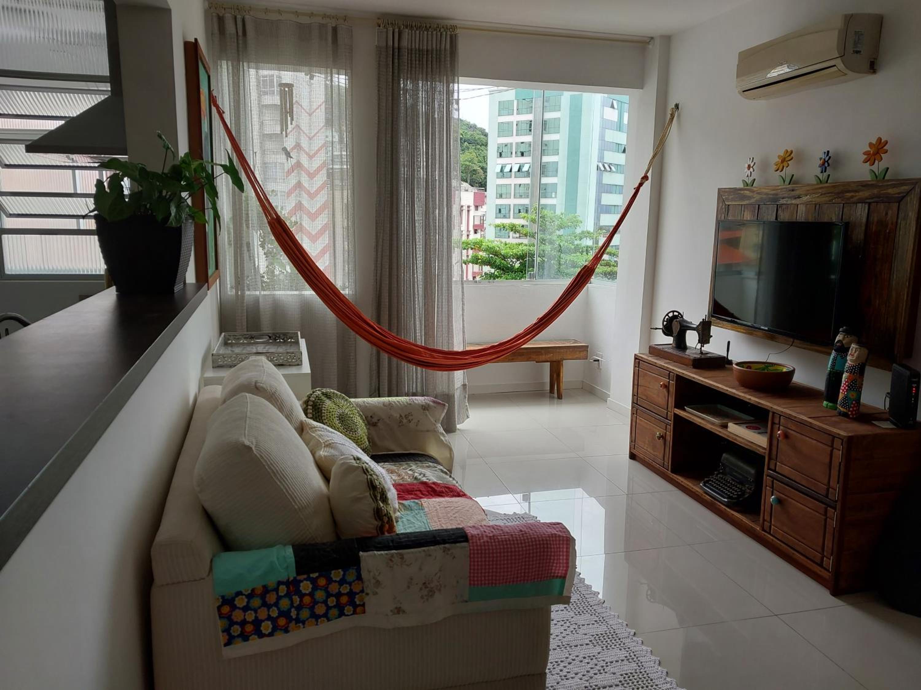 Melhor custo benefício no centro 4 pessoas, 2Q, ar, garagem, cozinha completa