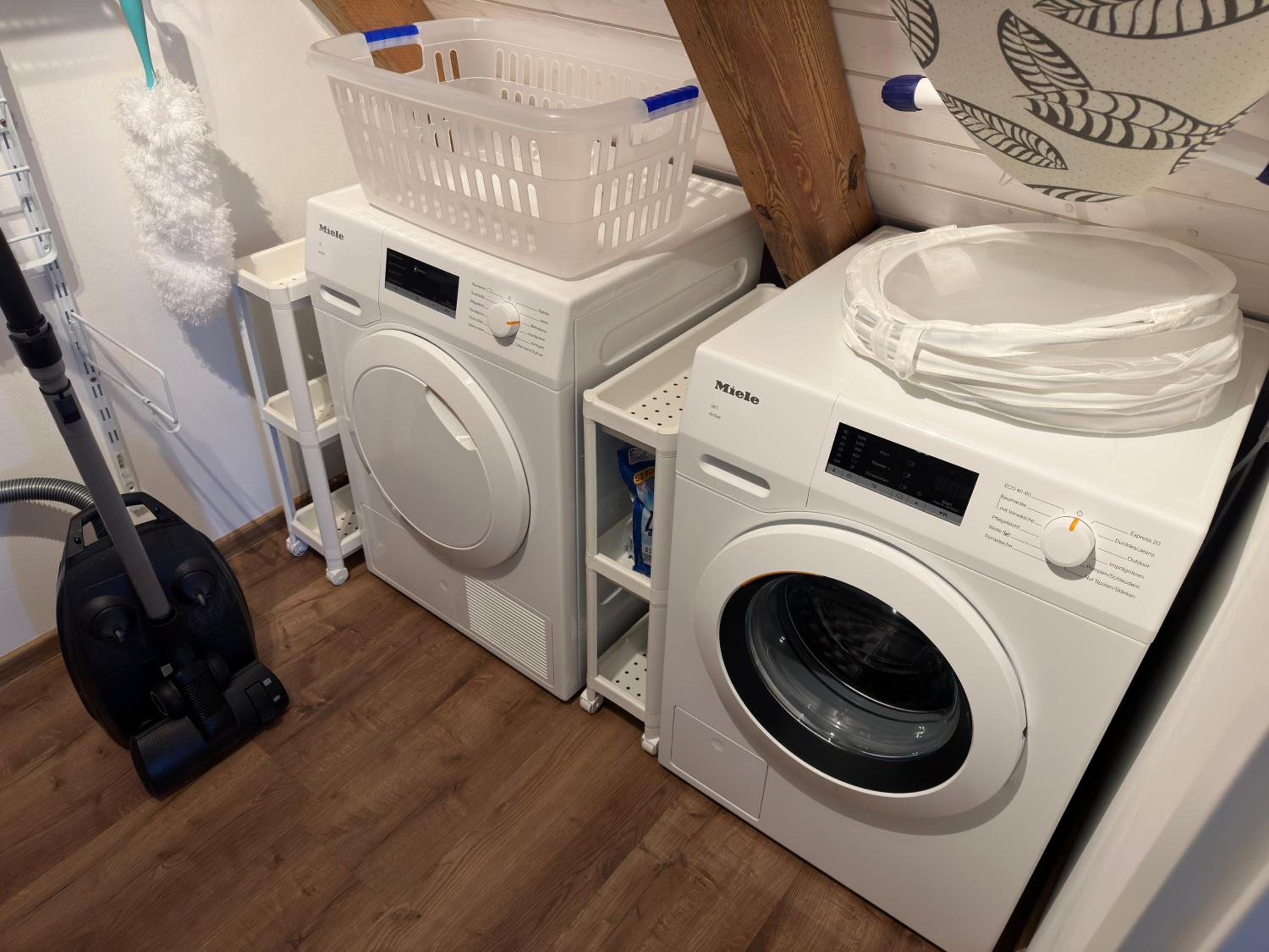 Traumhafte Ferienwohnung am Park, großer Balkon, voll ausgestattete Küche, Schreibtisch, WiFi, Smart TV, Carport, Wallbox, Fahrräder