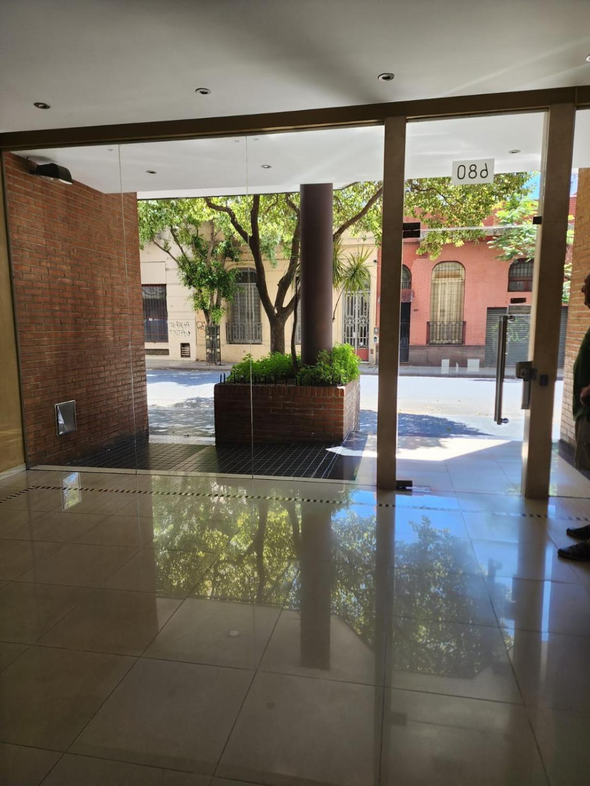 Zona histórica y cerca de UADE para dos personas