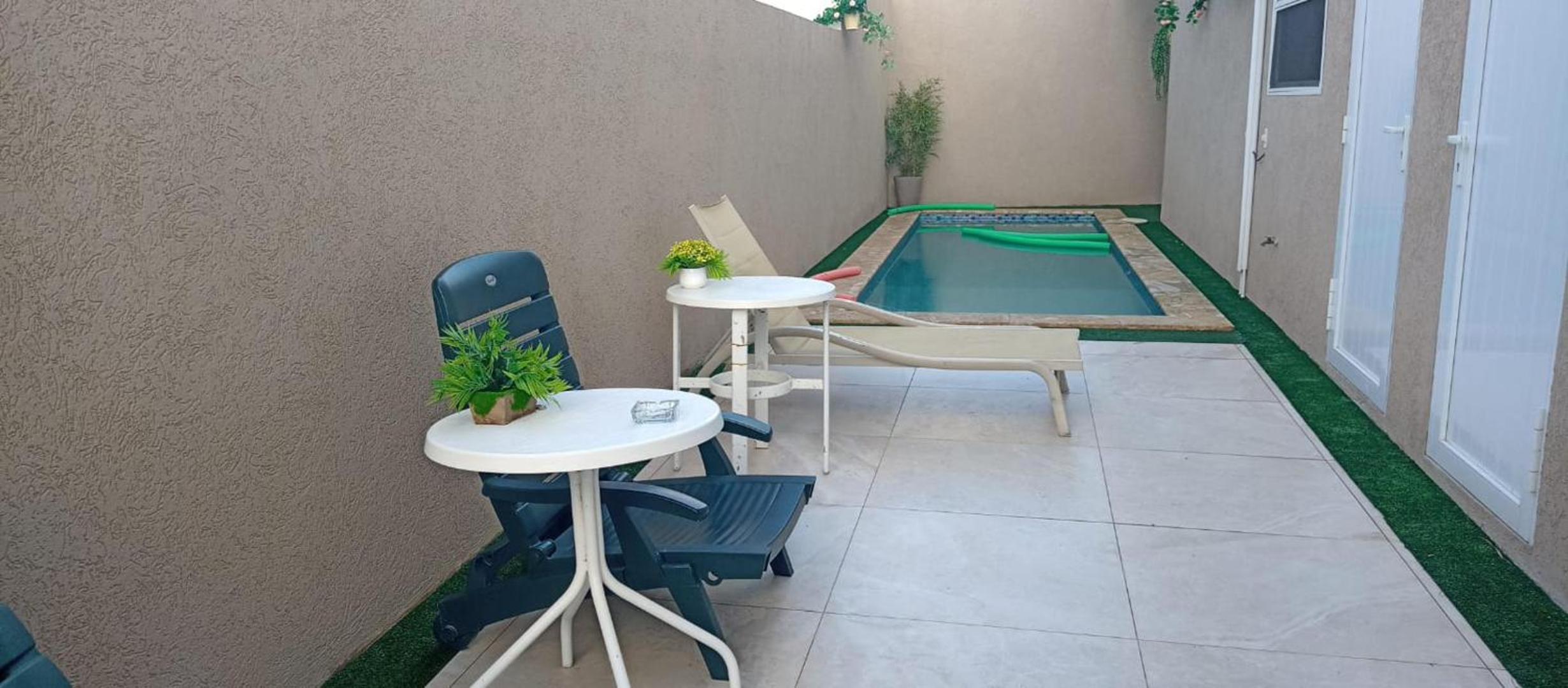 1 Bed Apartment Sleeps 2 - Pool Parking Pets