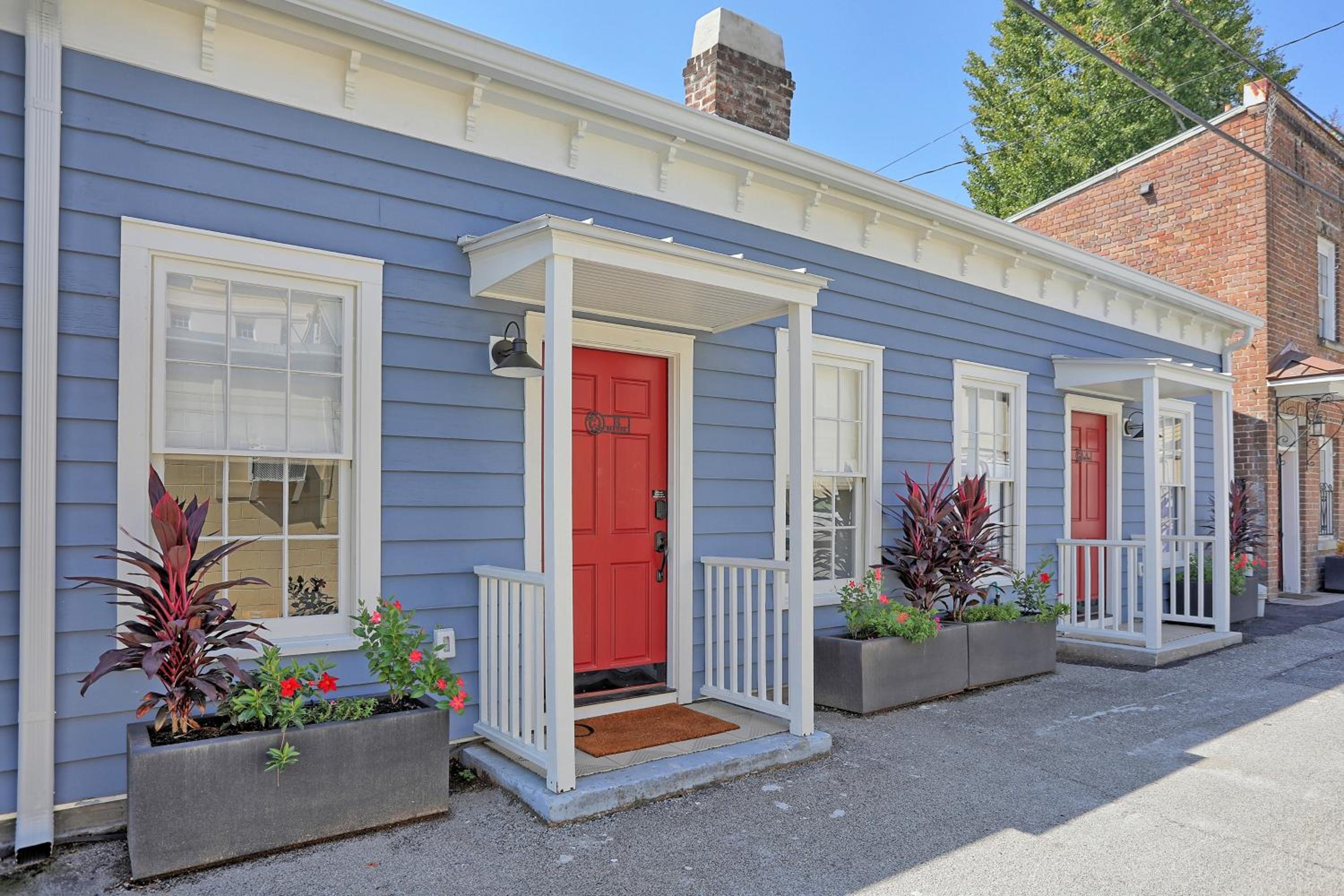 New! Historic 1bed/1bath Suite Steps to River St! view 5