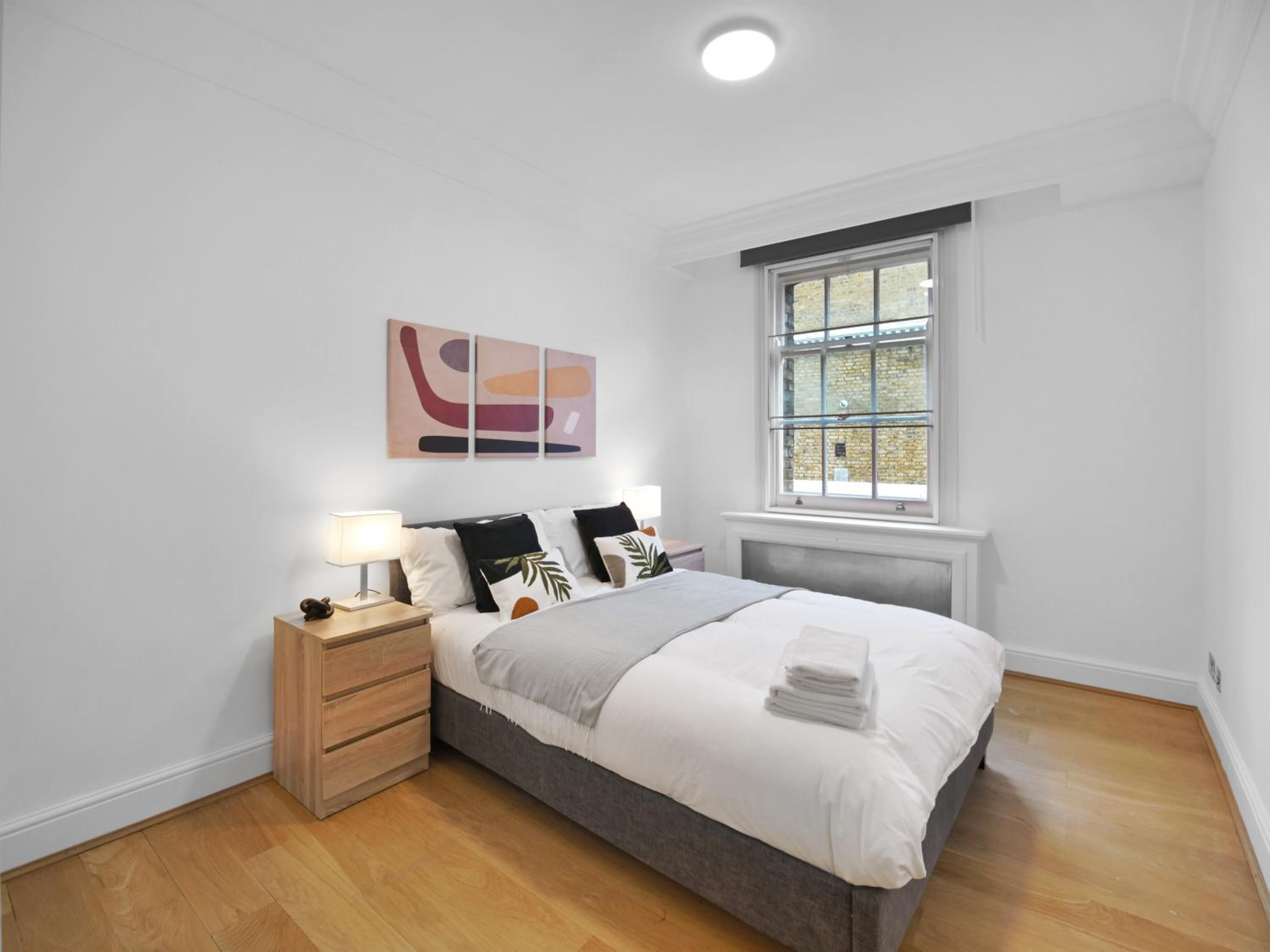 Elegant and Spacious 3 Bed Apartment in Kensington Church St view 3