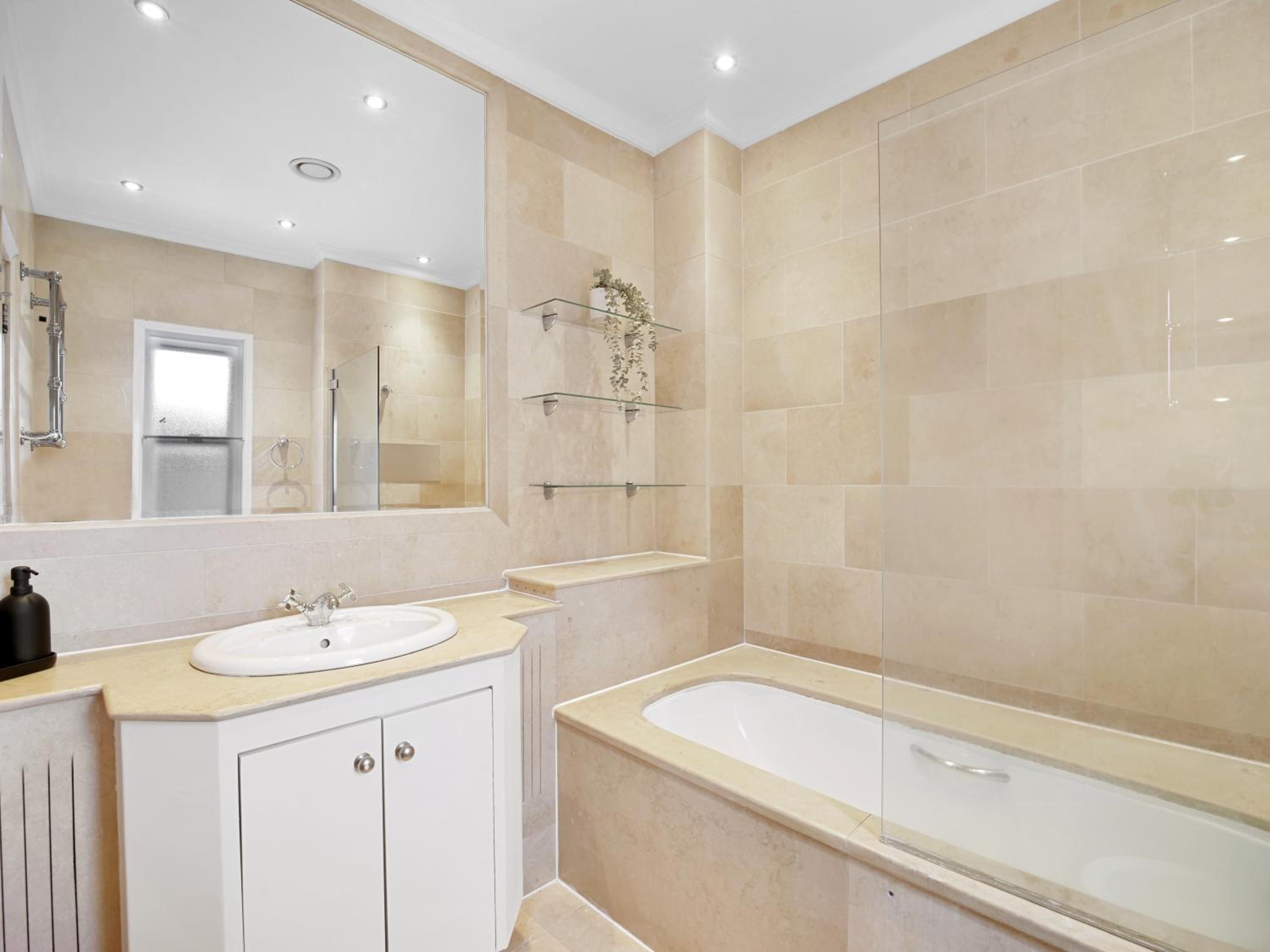 Elegant and Spacious 3 Bed Apartment in Kensington Church St view 4