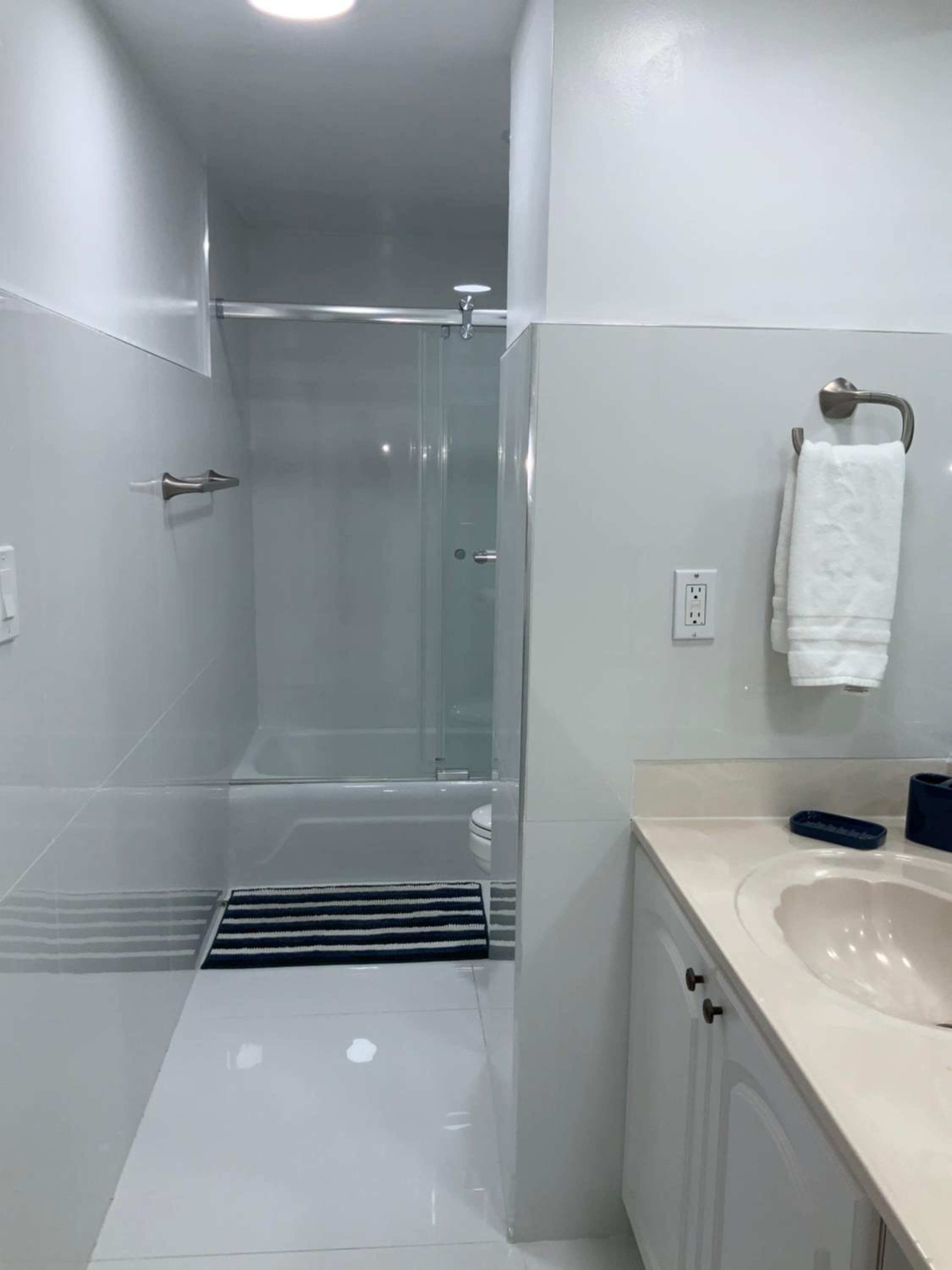 Modern Ocean View Apartment by Miami Te Espera - HALLANDALE 9E
