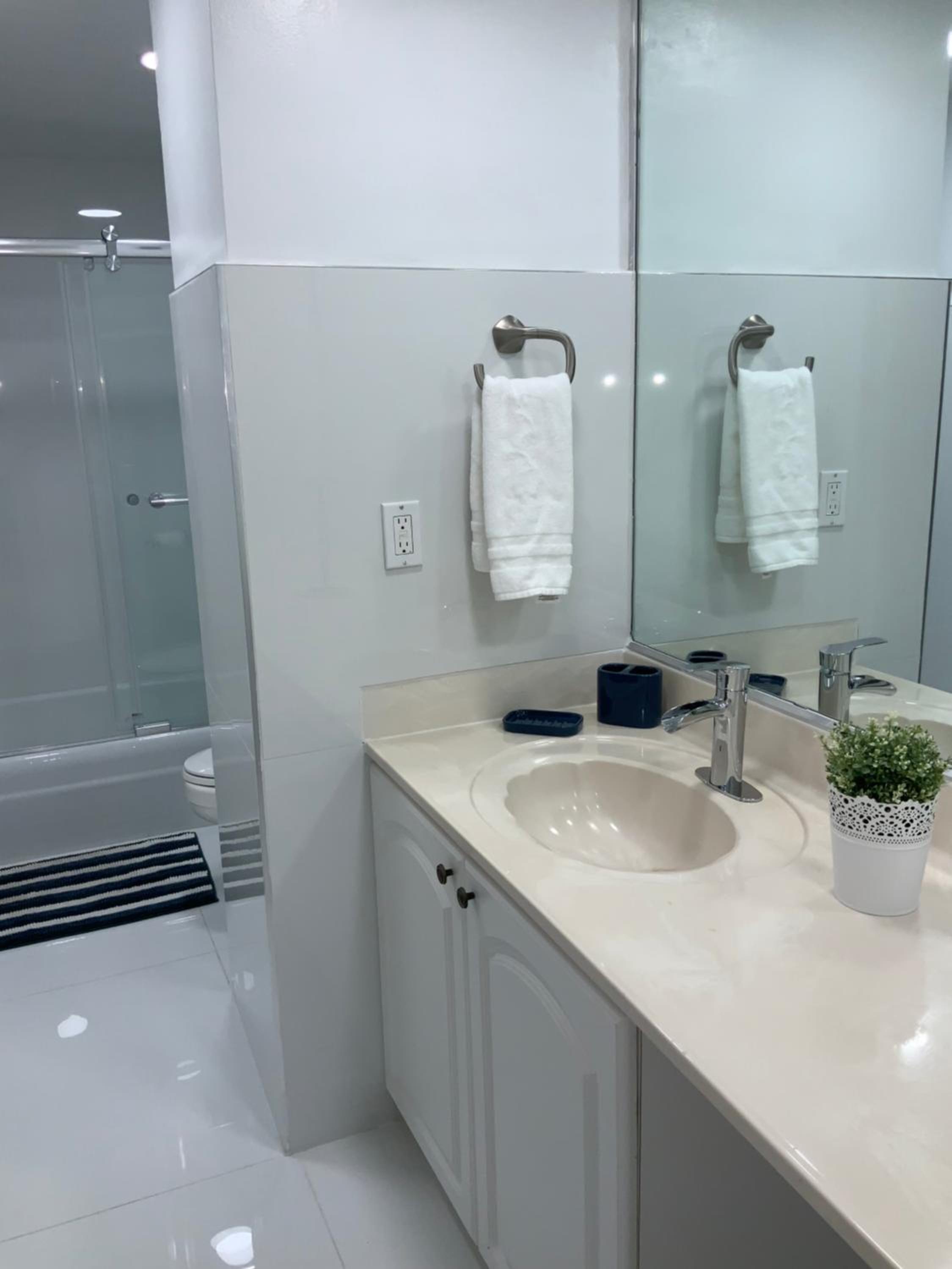 Modern Ocean View Apartment by Miami Te Espera - HALLANDALE 9E