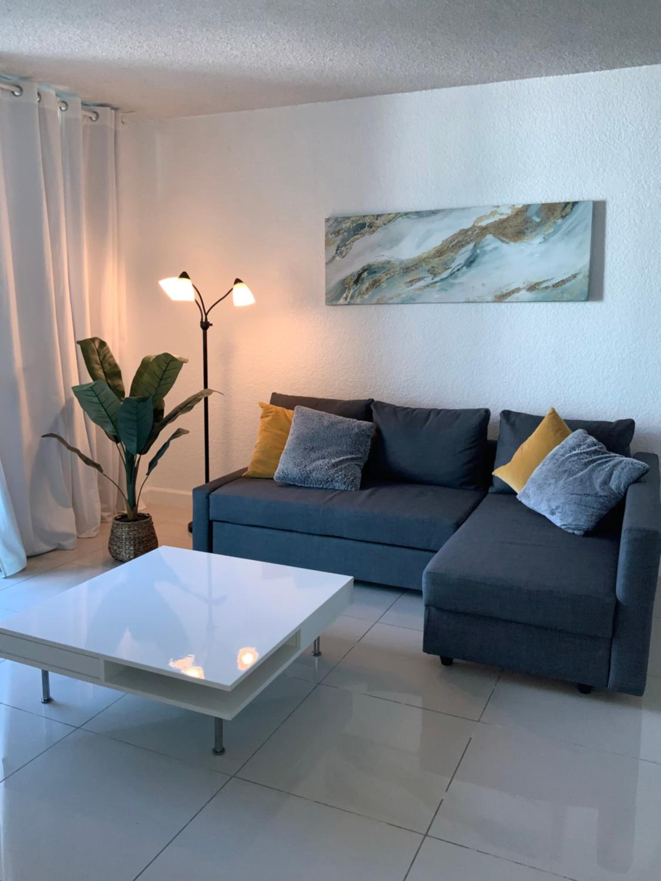 Modern Ocean View Apartment by Miami Te Espera - HALLANDALE 9E