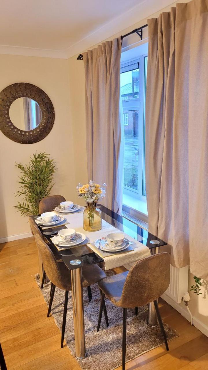 Three Bed House in Warrington with free on-site Parking Sleeps 5