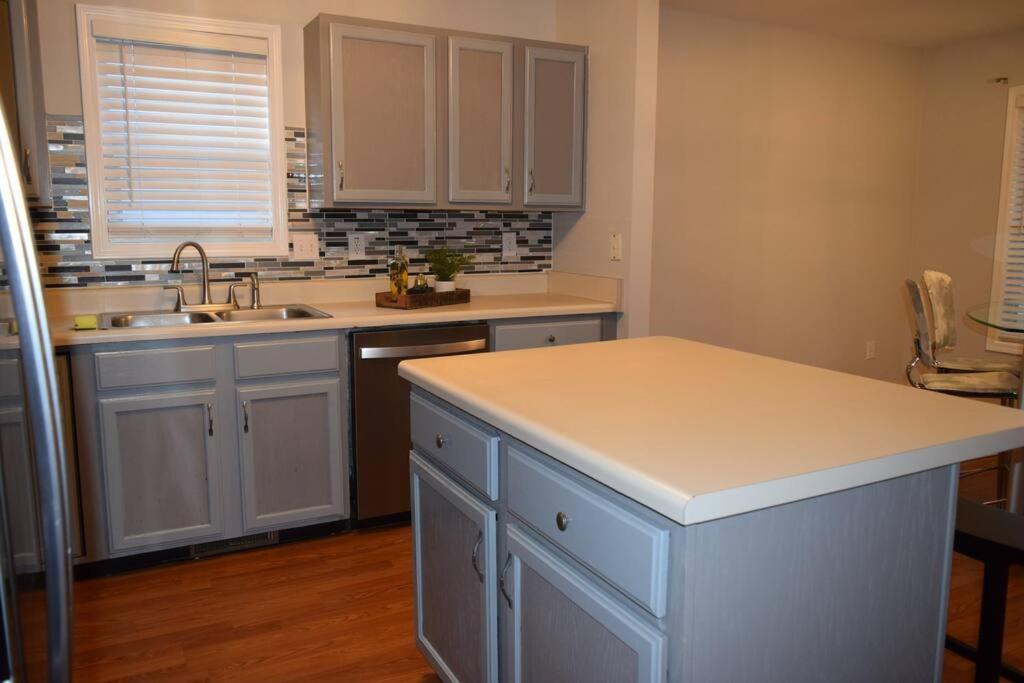 Home In Greenville 4 bedrooms, 4 beds, 2 baths