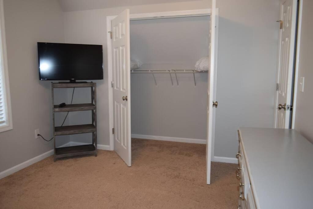 Home In Greenville 4 bedrooms, 4 beds, 2 baths