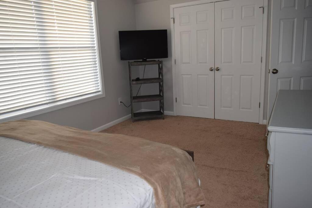 Home In Greenville 4 bedrooms, 4 beds, 2 baths