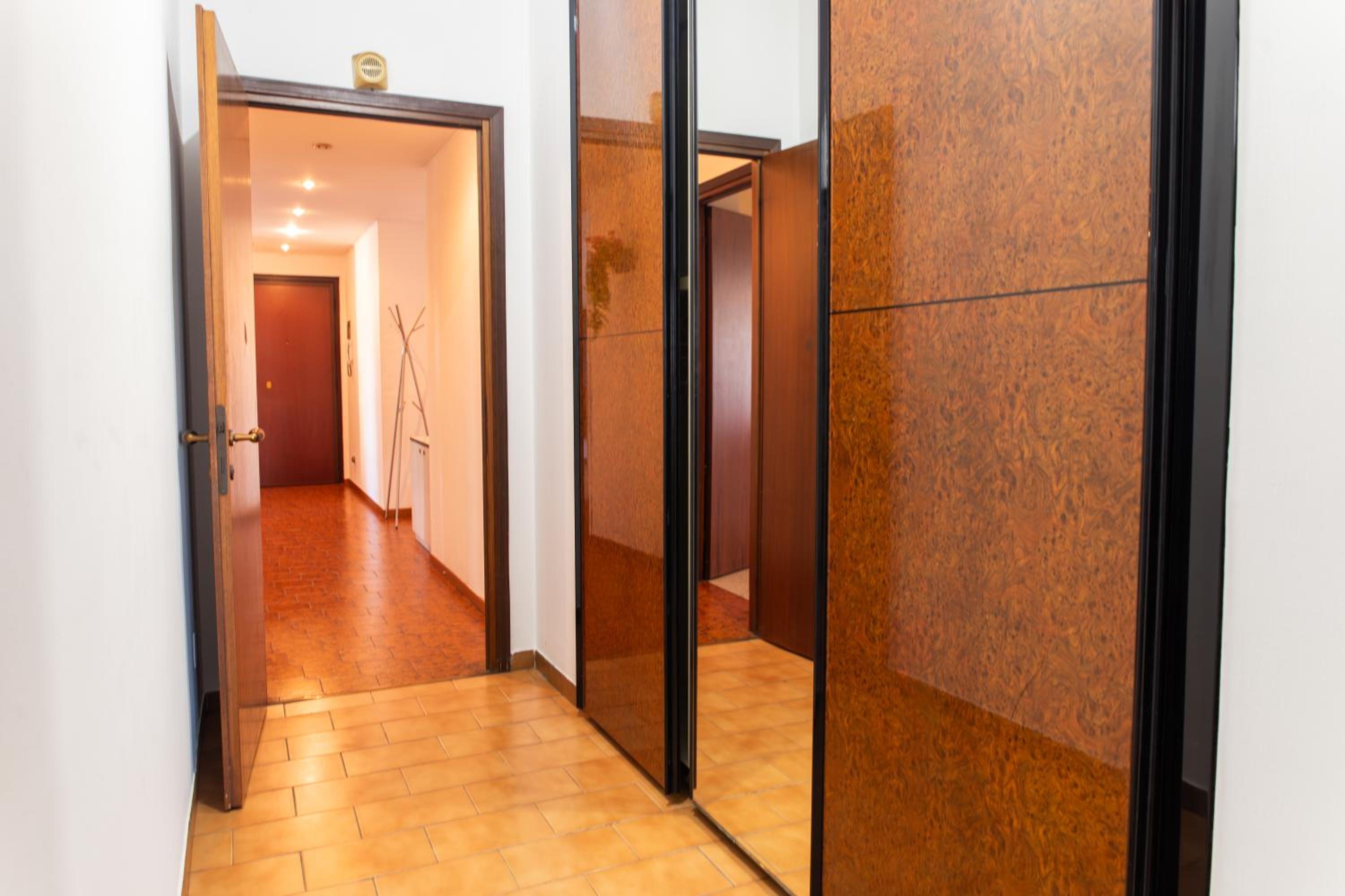 Ampio appartamento con terrazzo, 3 camere e 2 bagni a 2 passi dalla metro